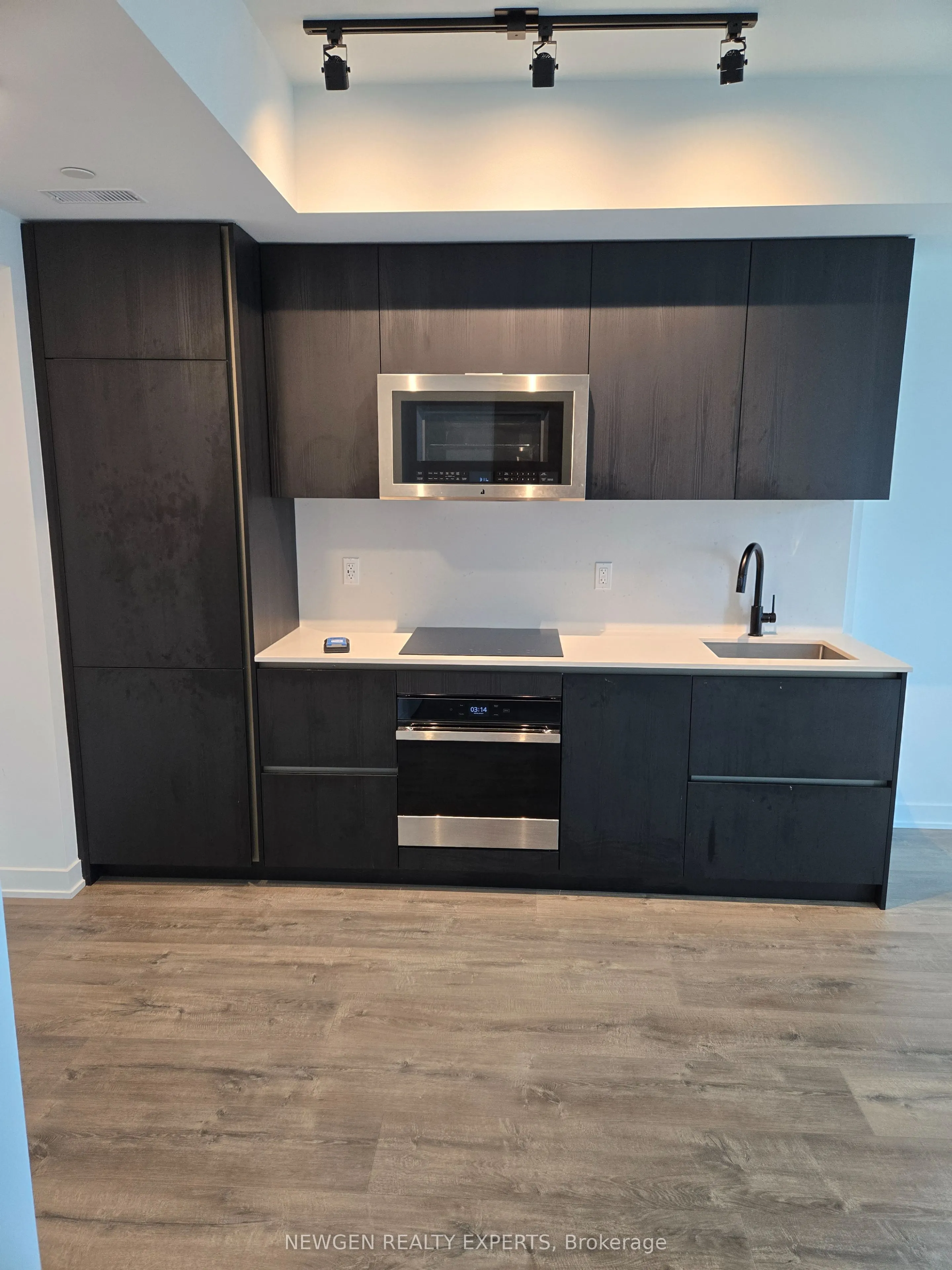 327 King Street W, #1704