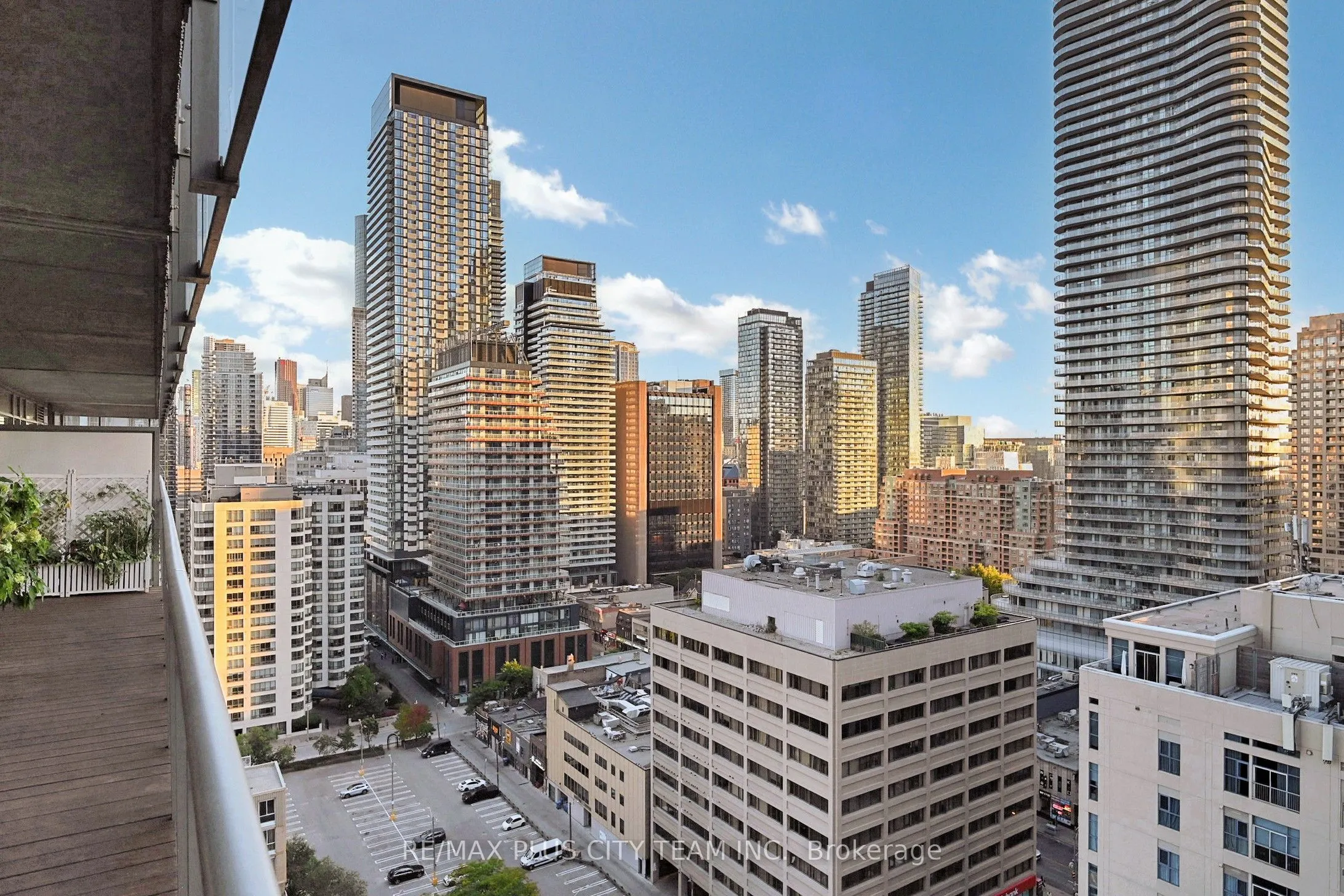 22 Wellesley Street E, #2005