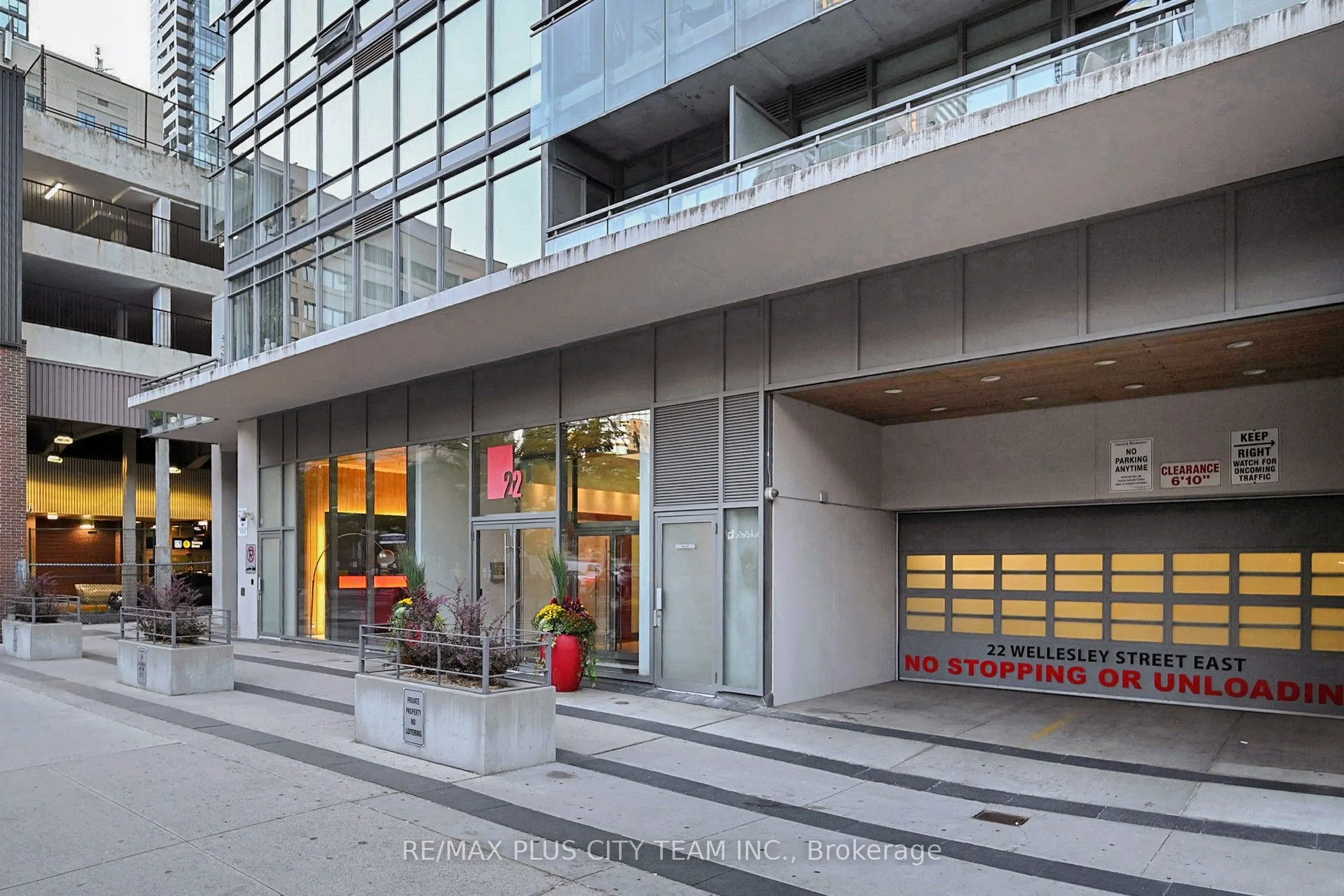 22 Wellesley Street E, #2005