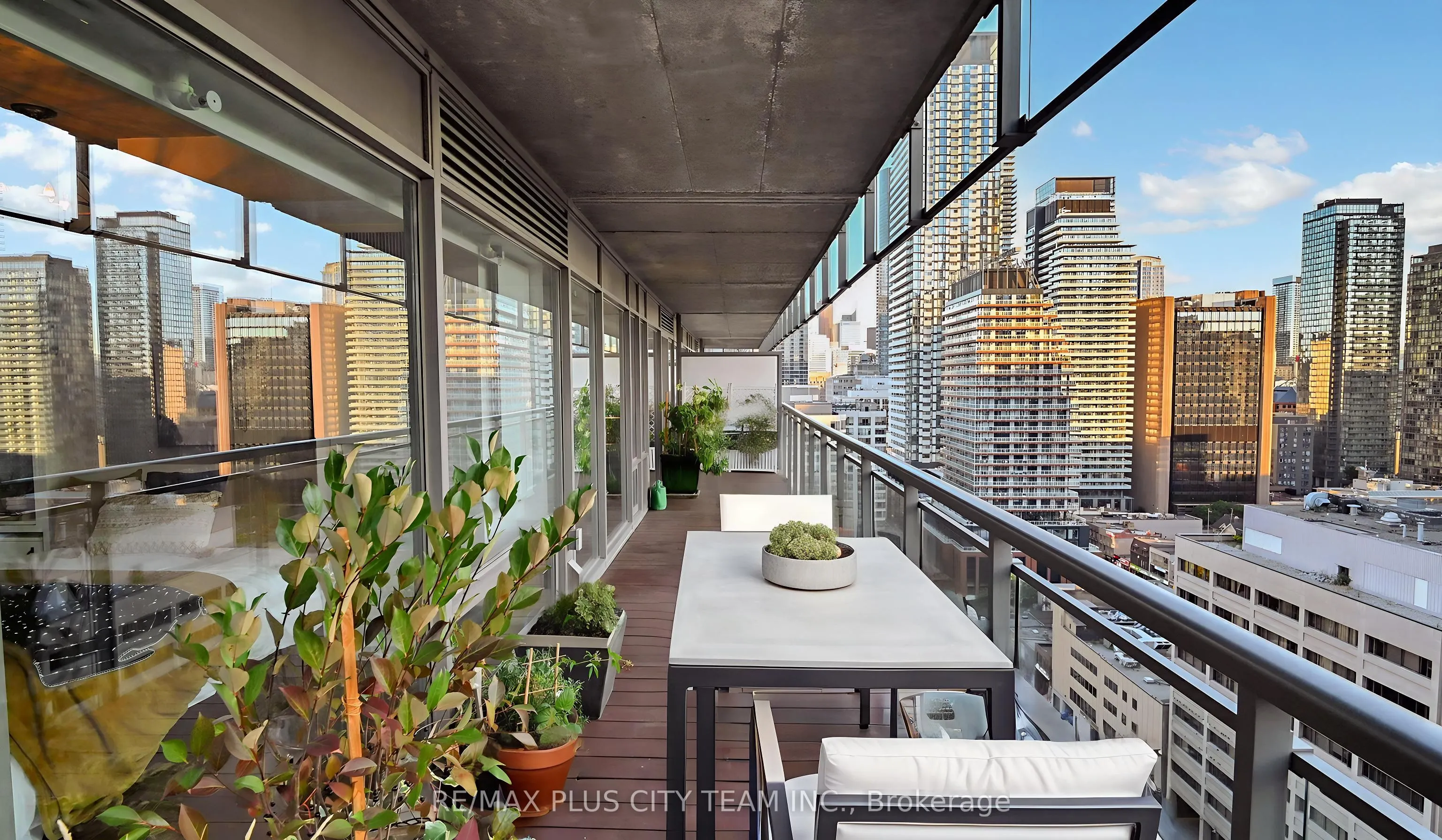 22 Wellesley Street E, #2005