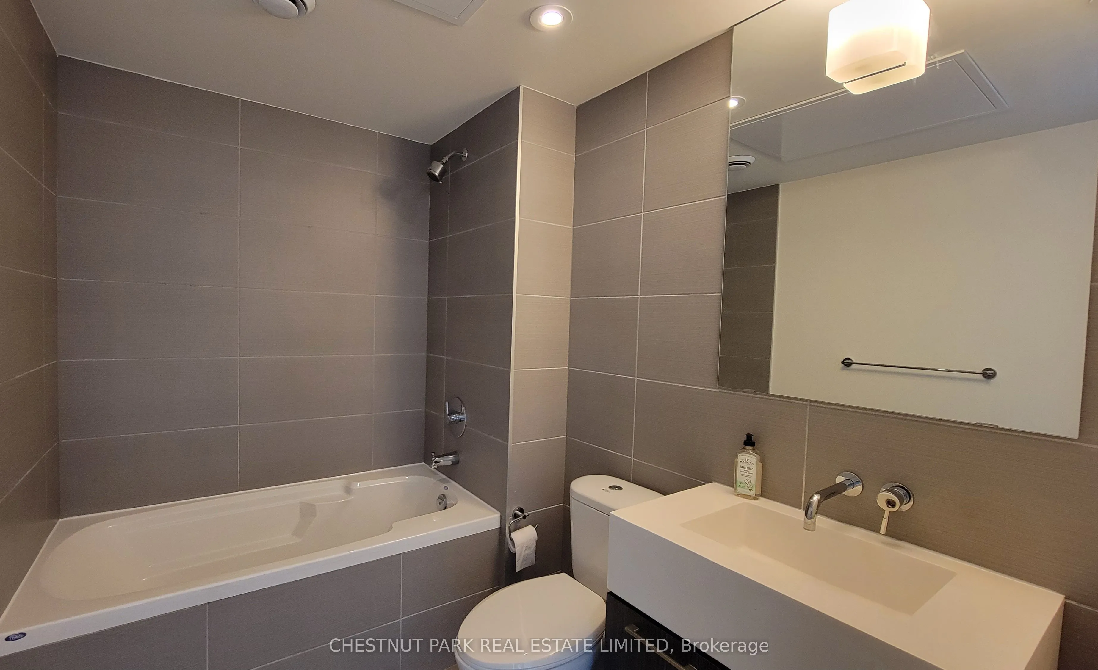 560 King Street W, #612