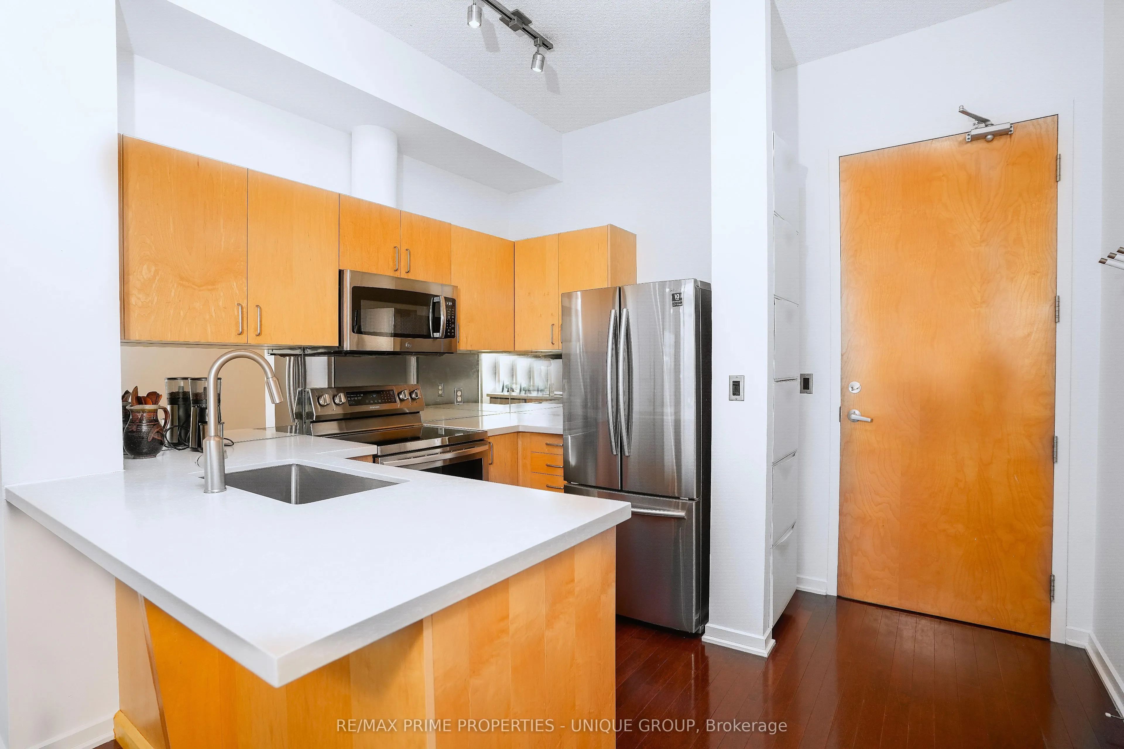 388 Richmond Street W, #923
