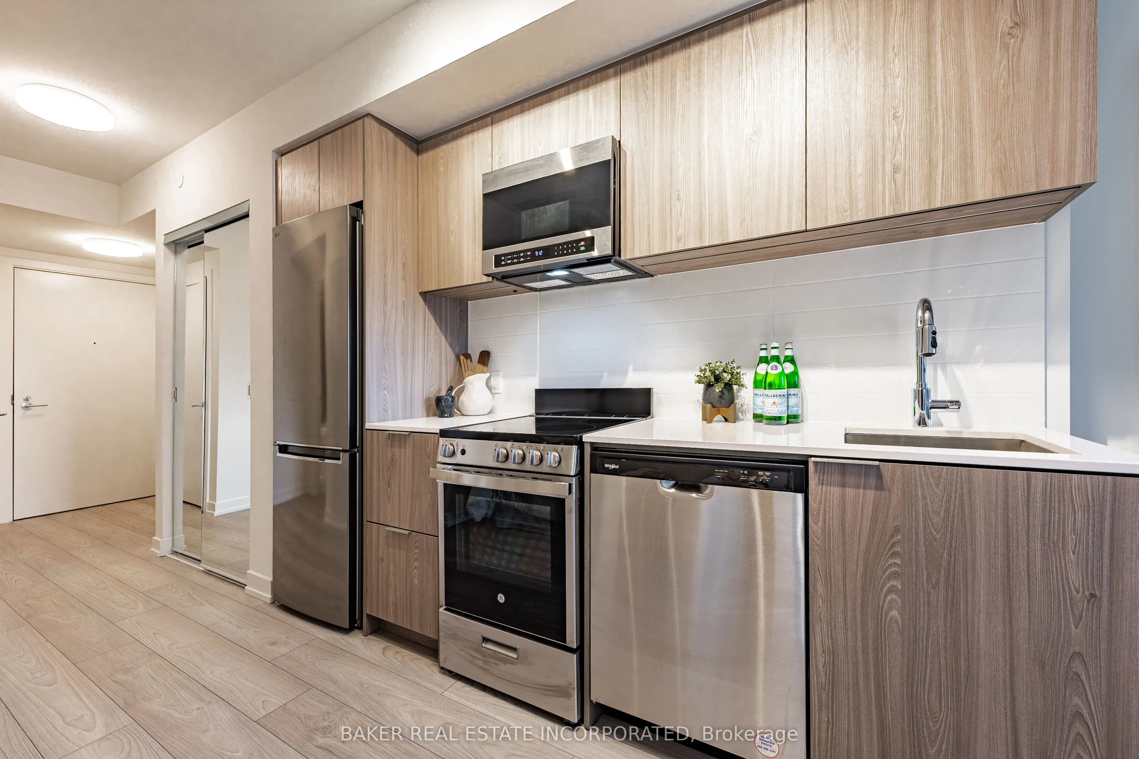 223 Redpath Avenue, #607