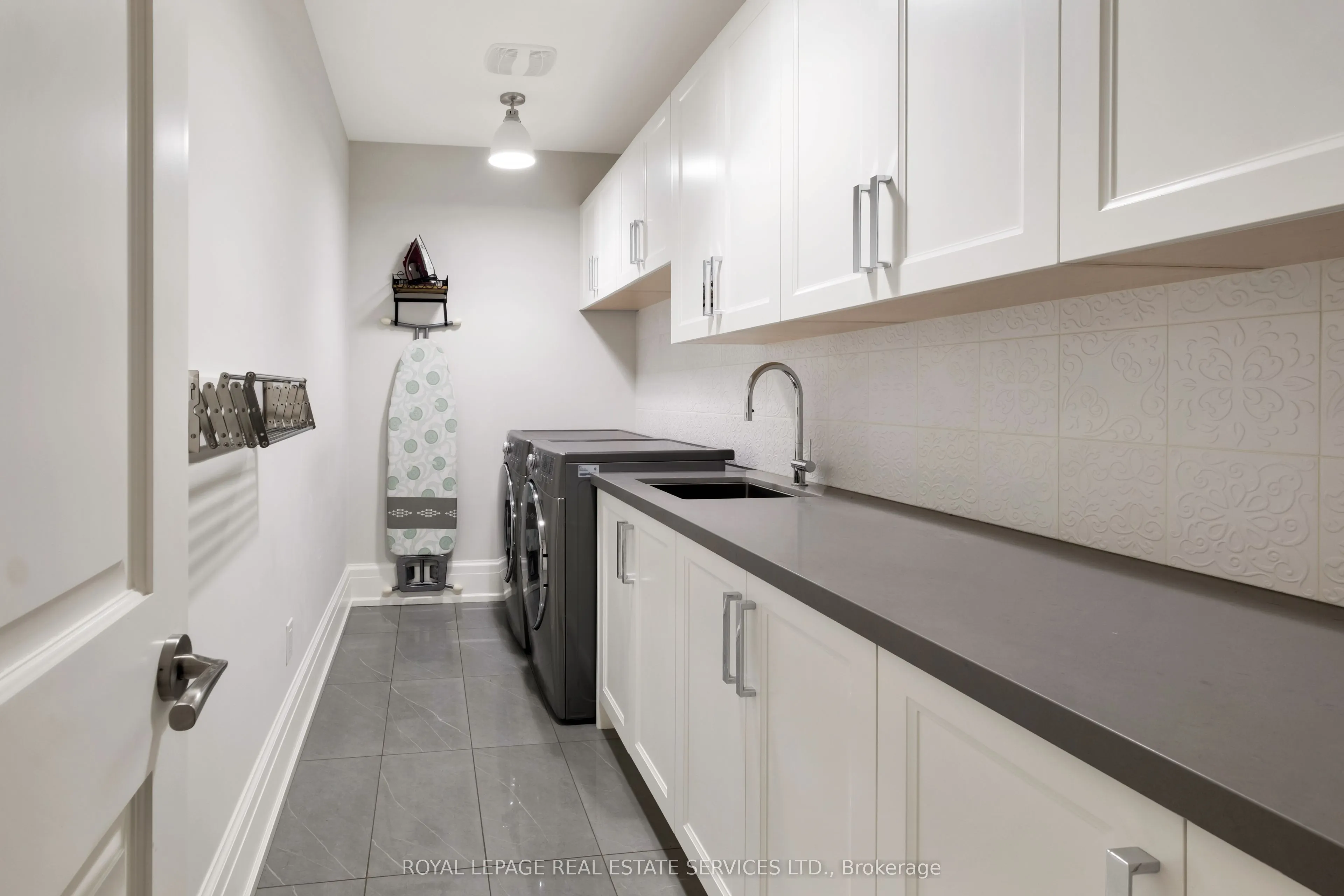 390 Walmer Road W