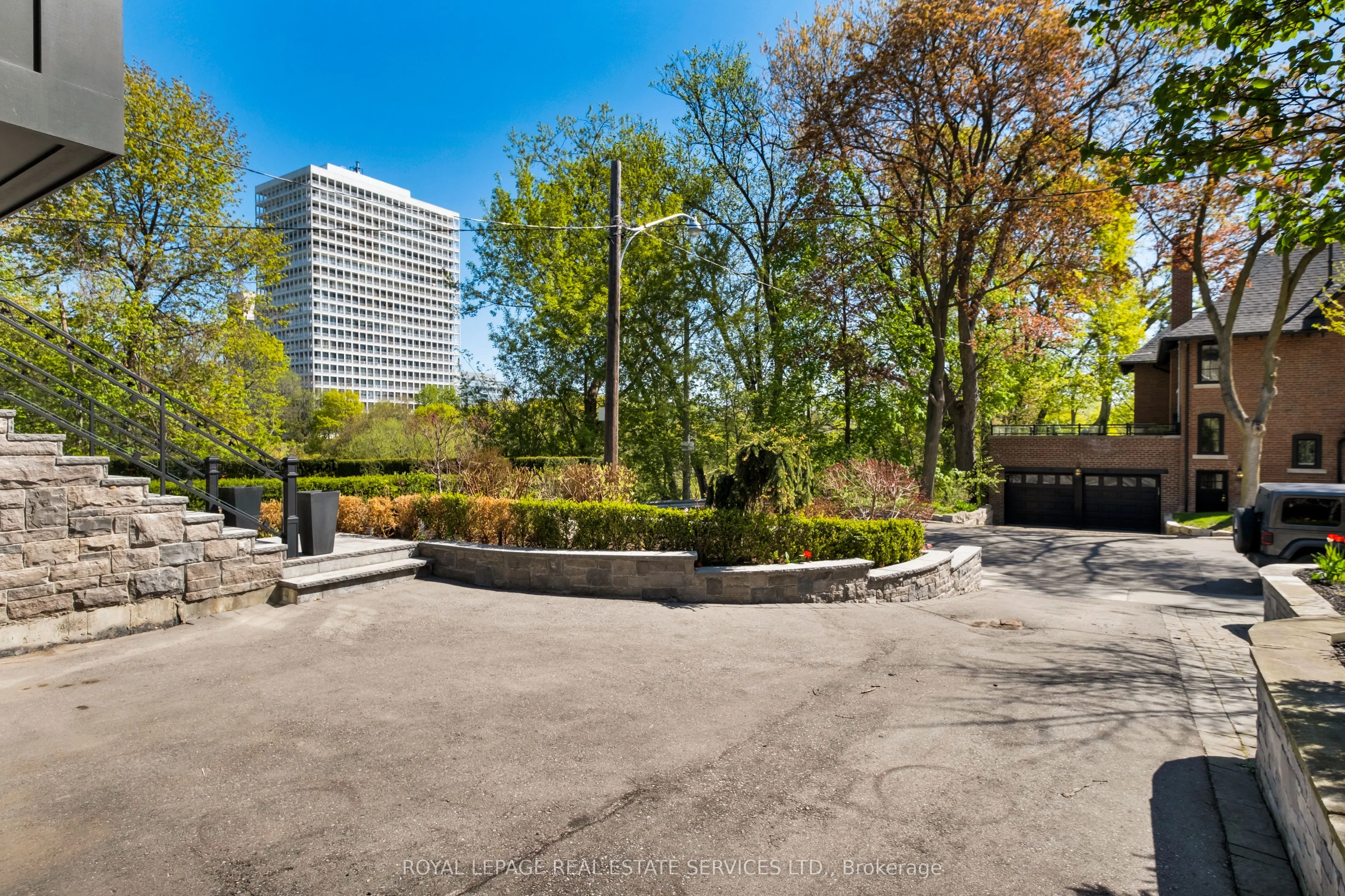390 Walmer Road W