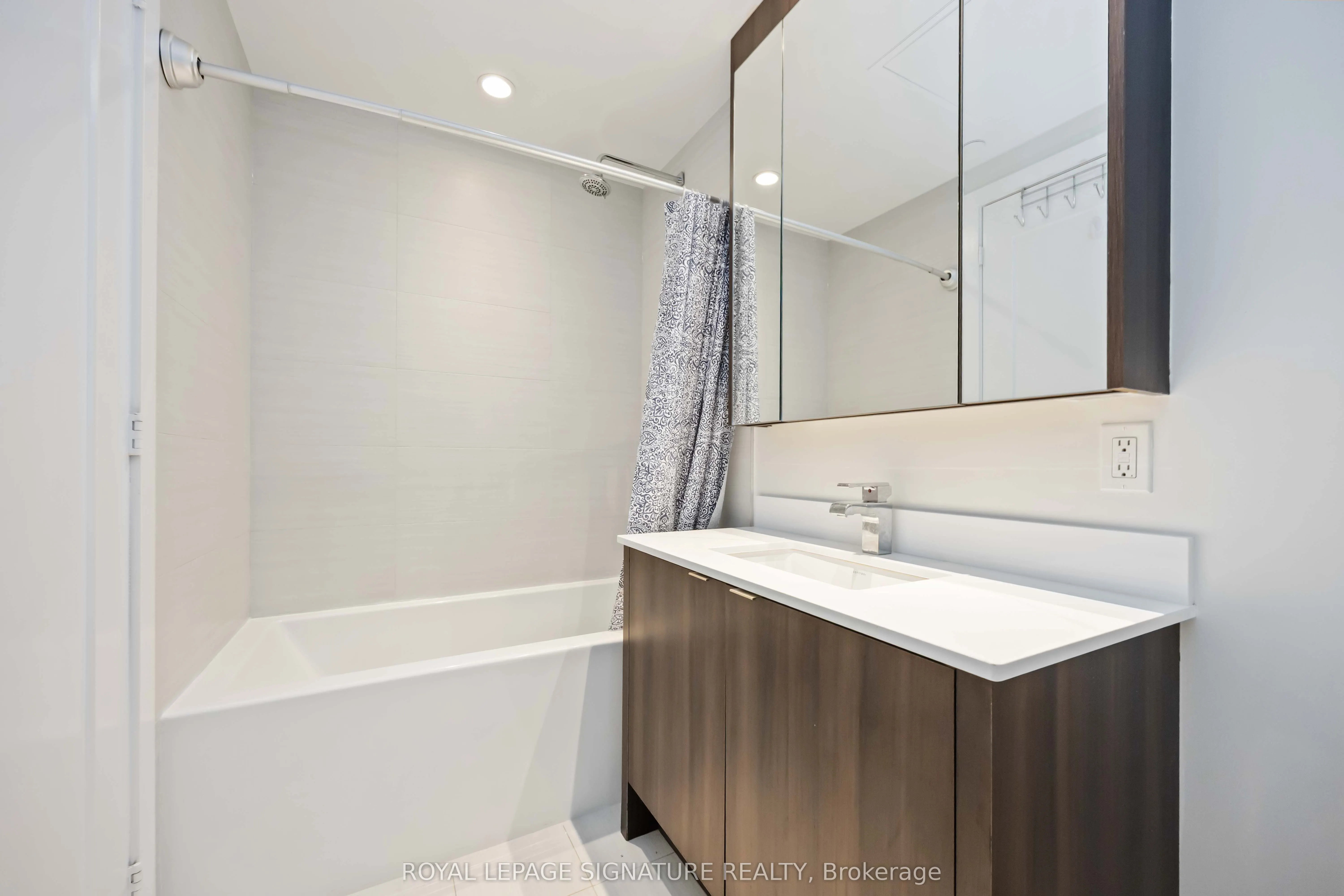 1 Edgewater Drive, #G PH 29