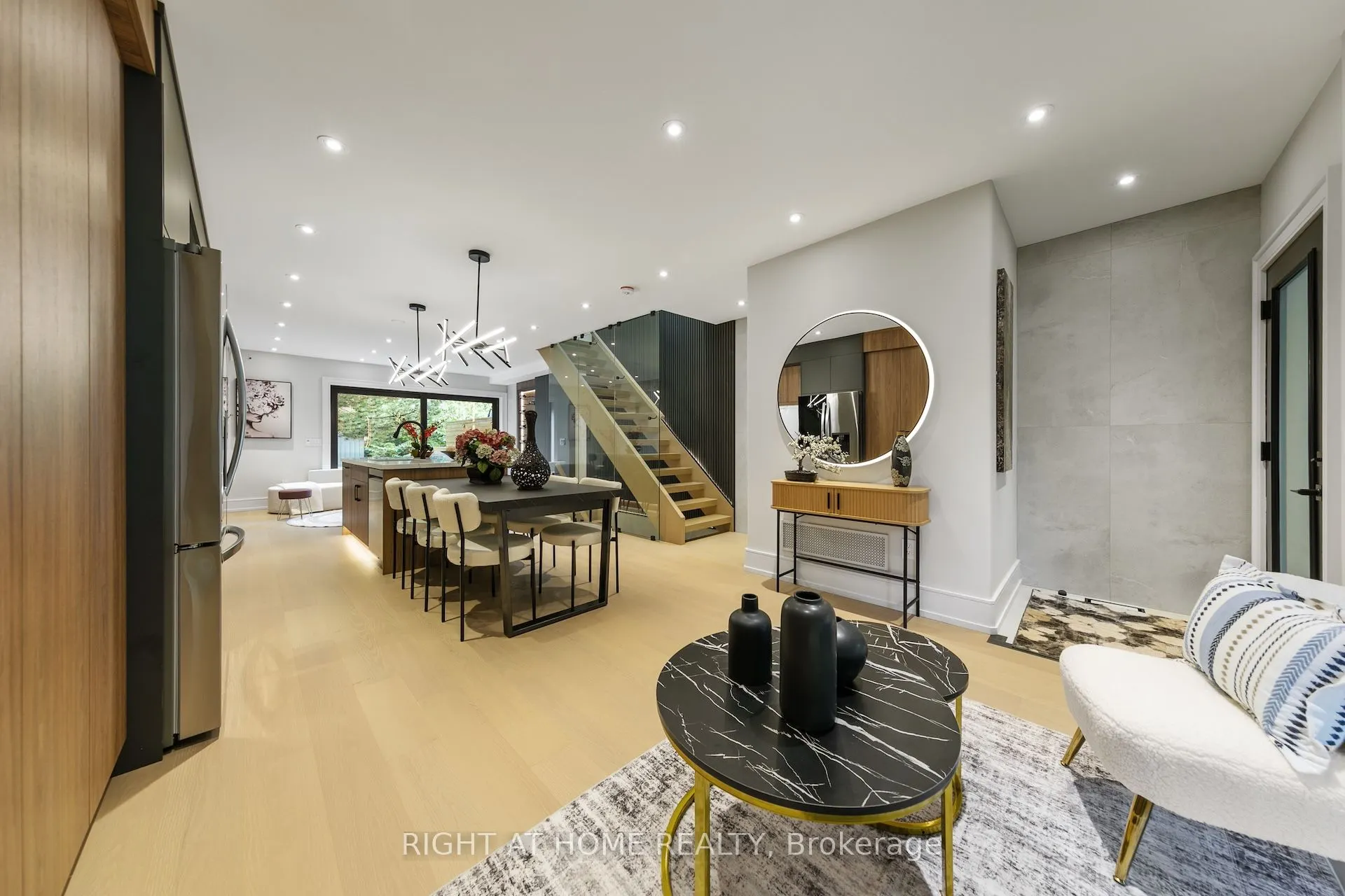 35 Woburn Avenue W