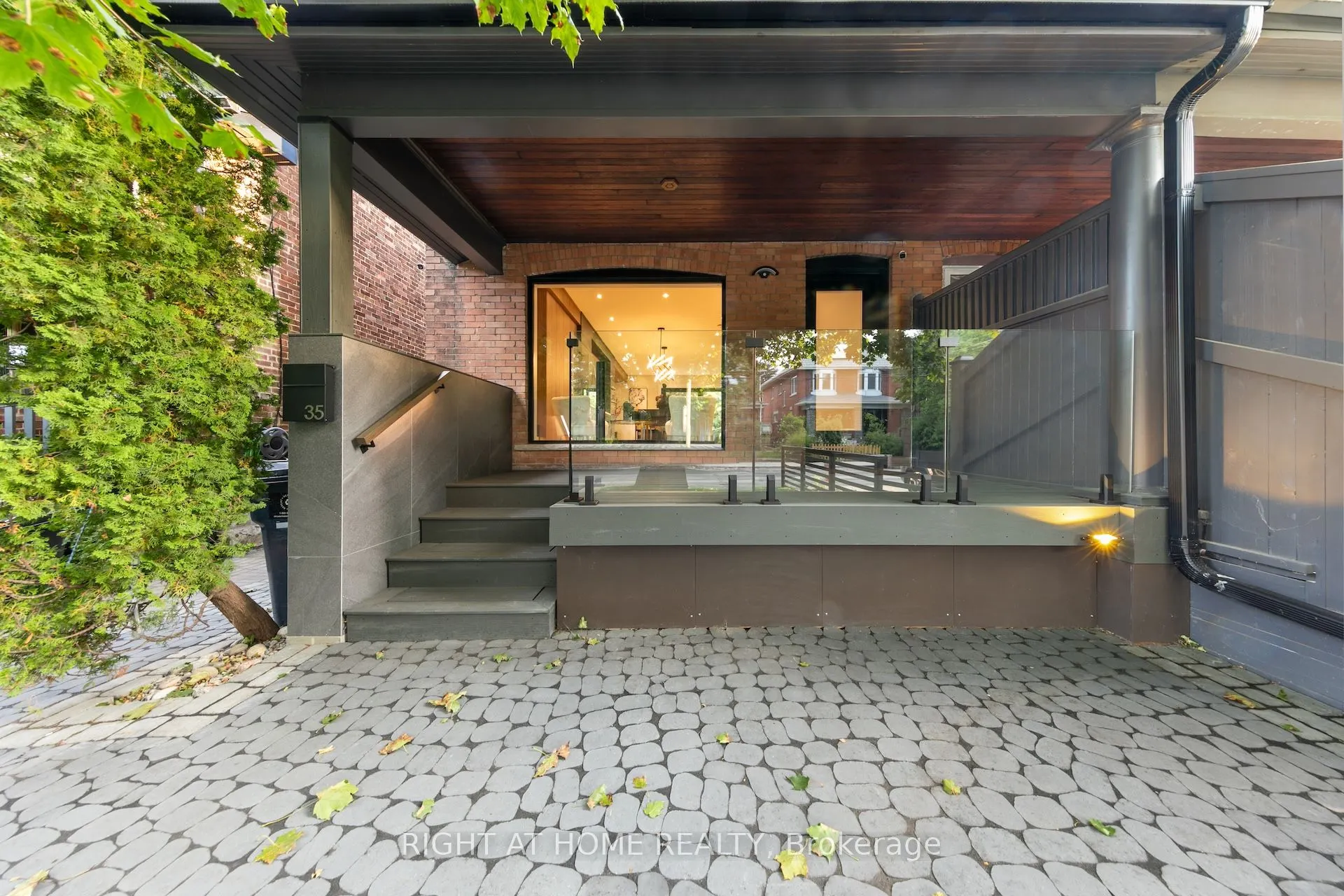 35 Woburn Avenue W