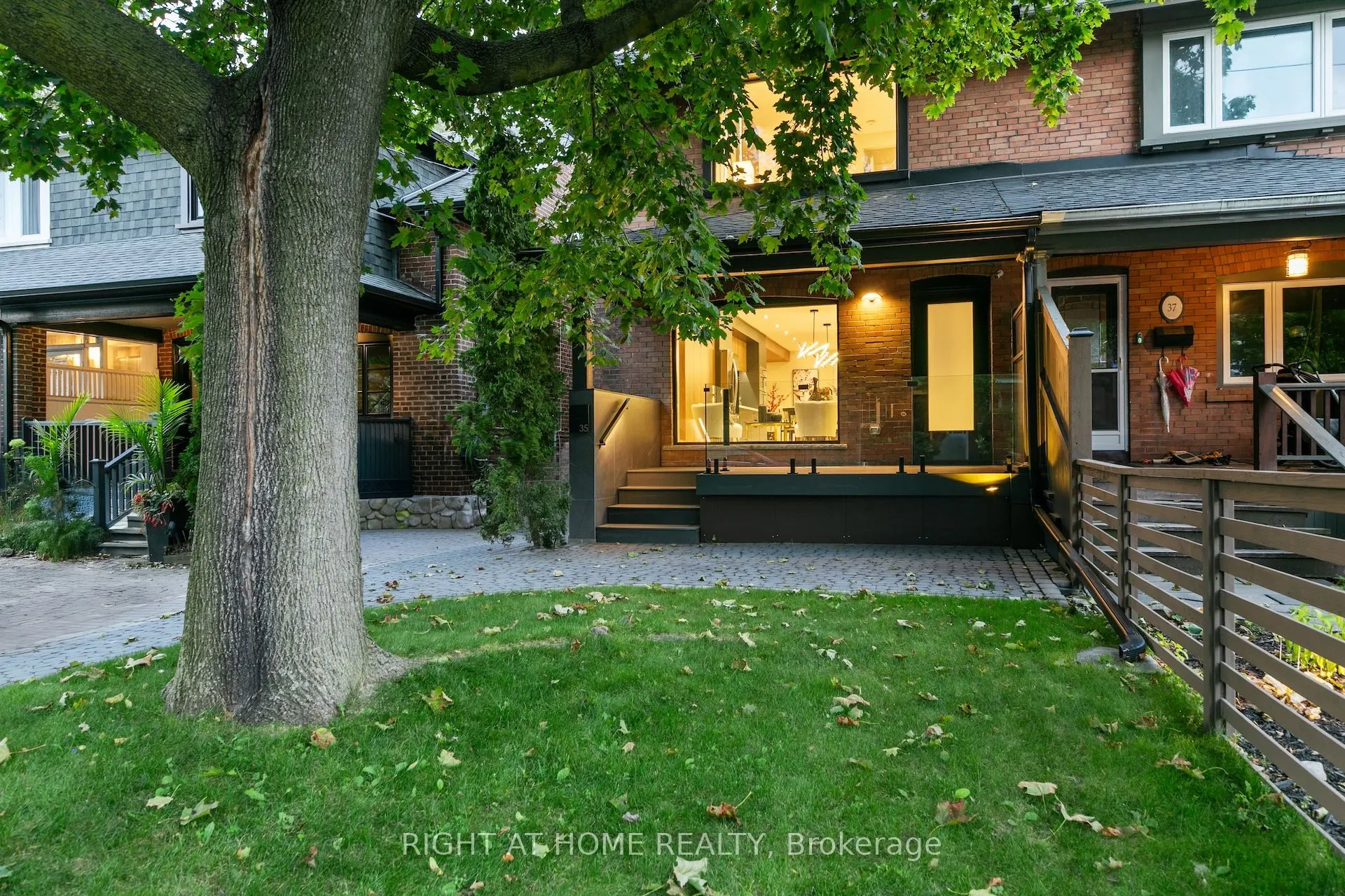 35 Woburn Avenue W