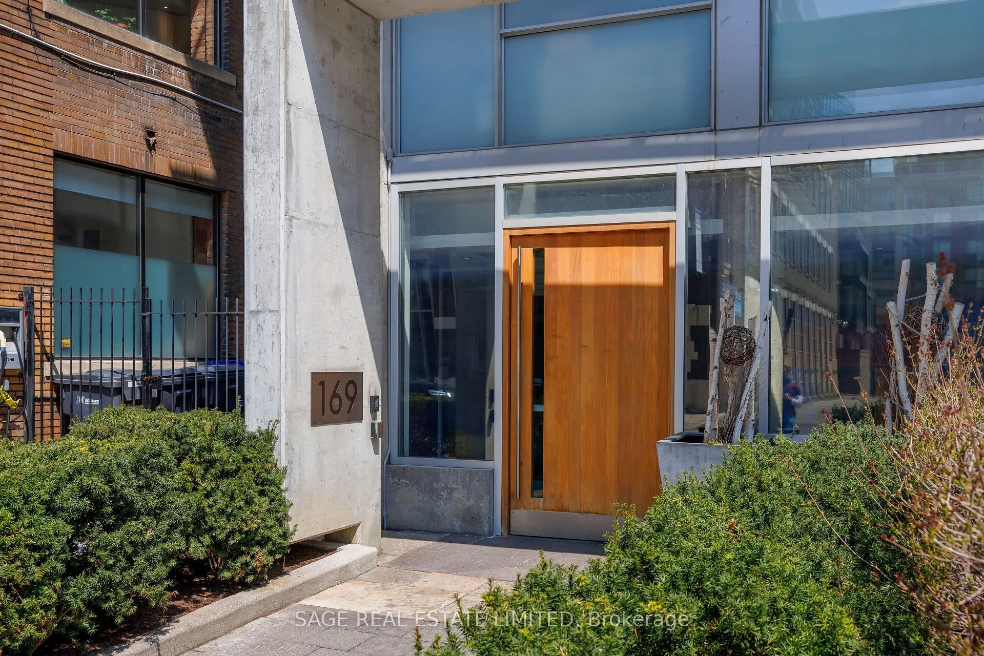169 John Street, #904