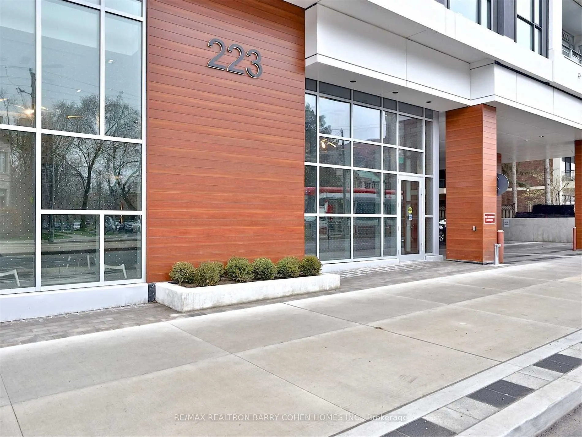 223 St Clair Avenue W, #Th4
