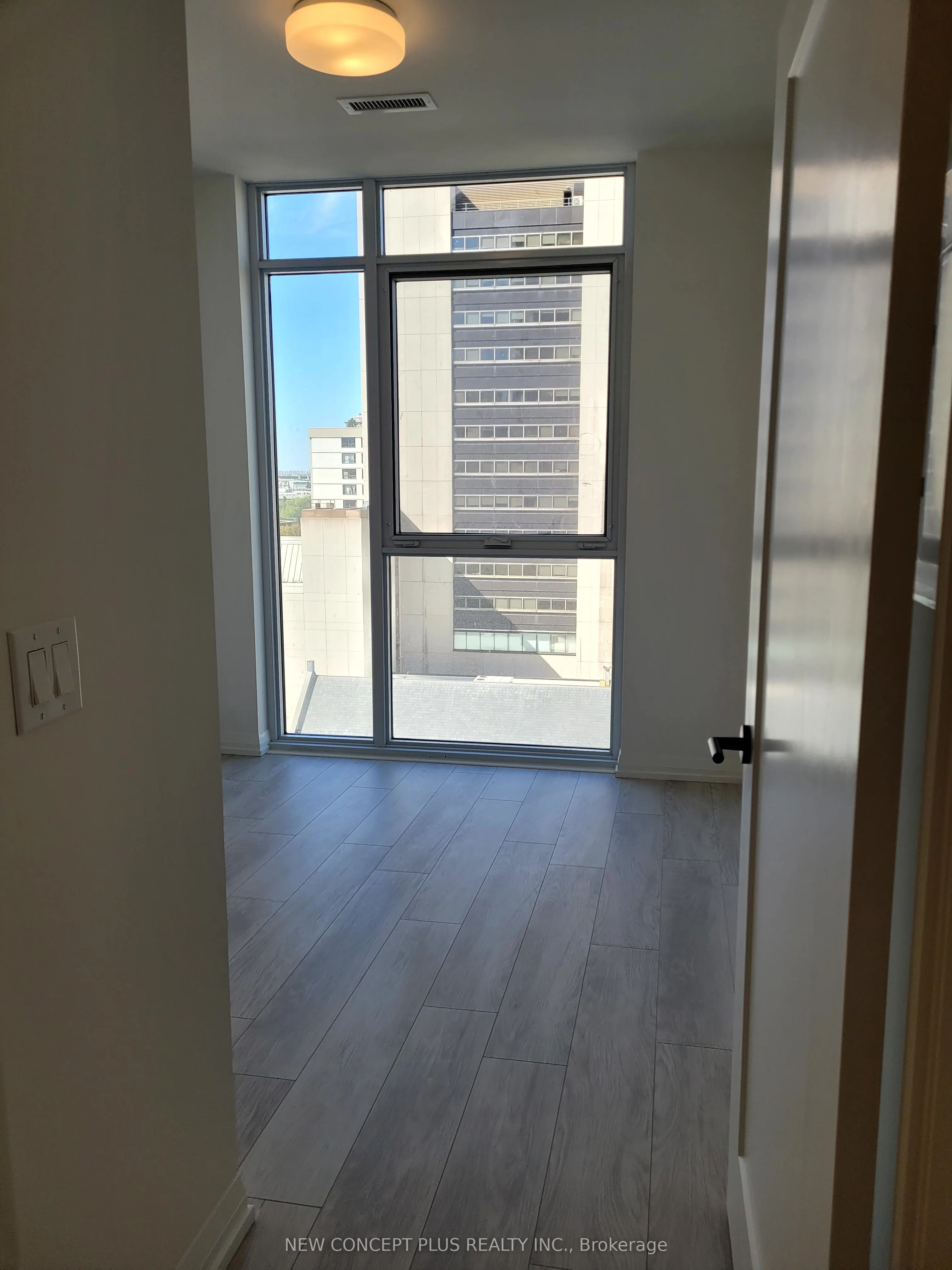 280 Dundas Street W, #902