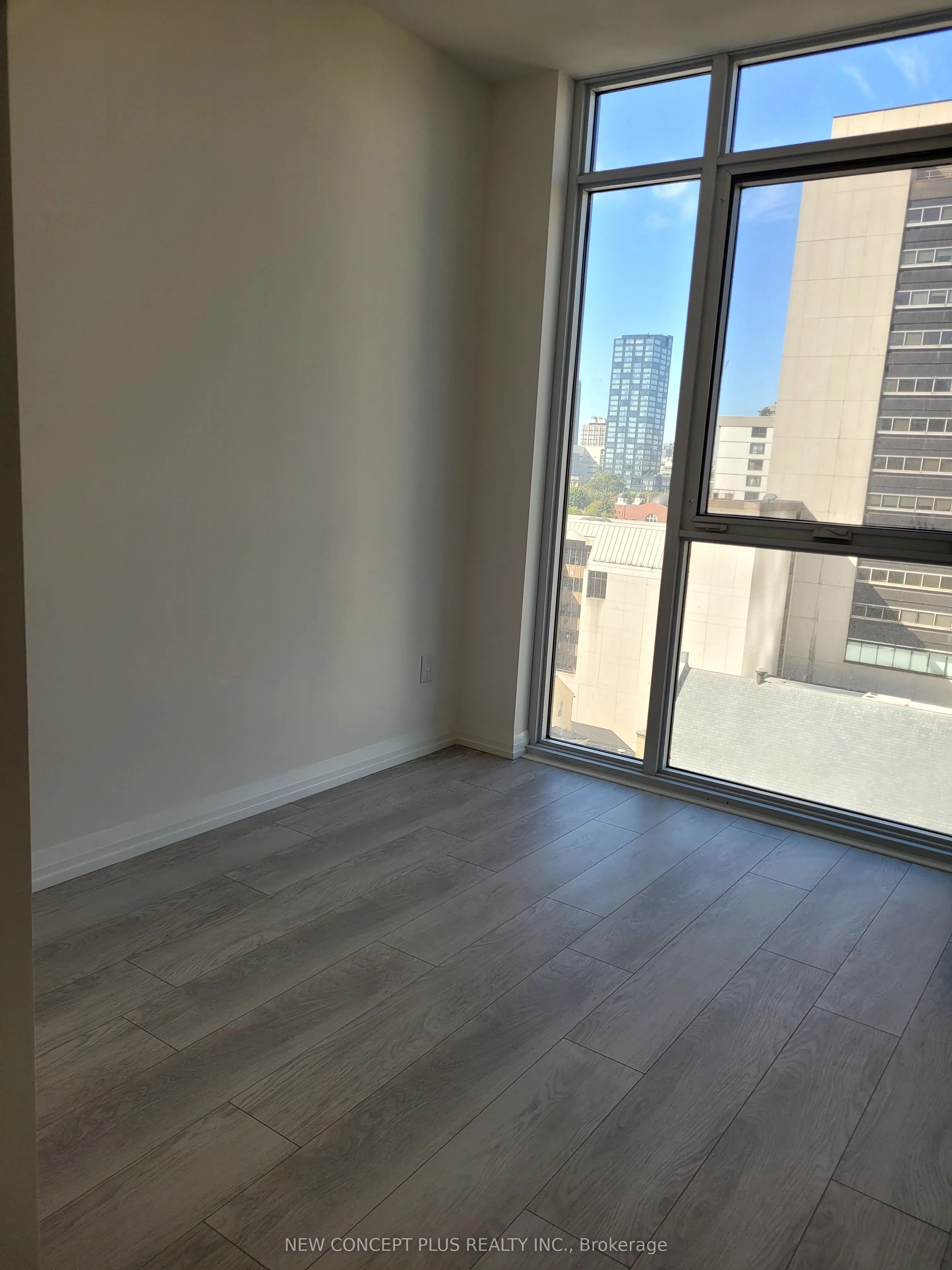 280 Dundas Street W, #902
