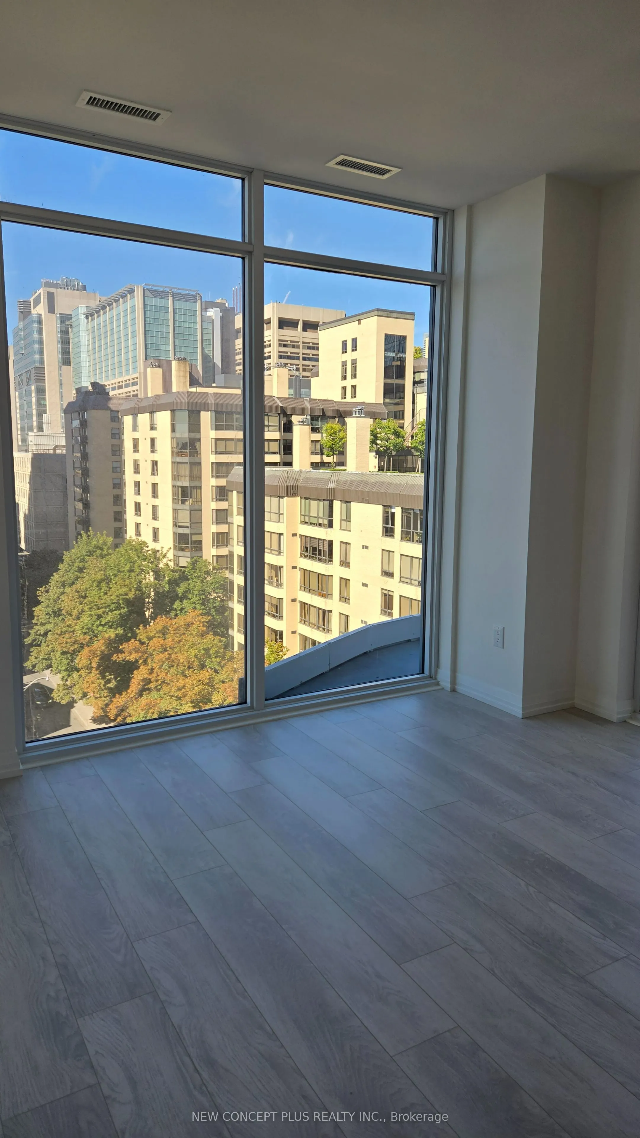 280 Dundas Street W, #902