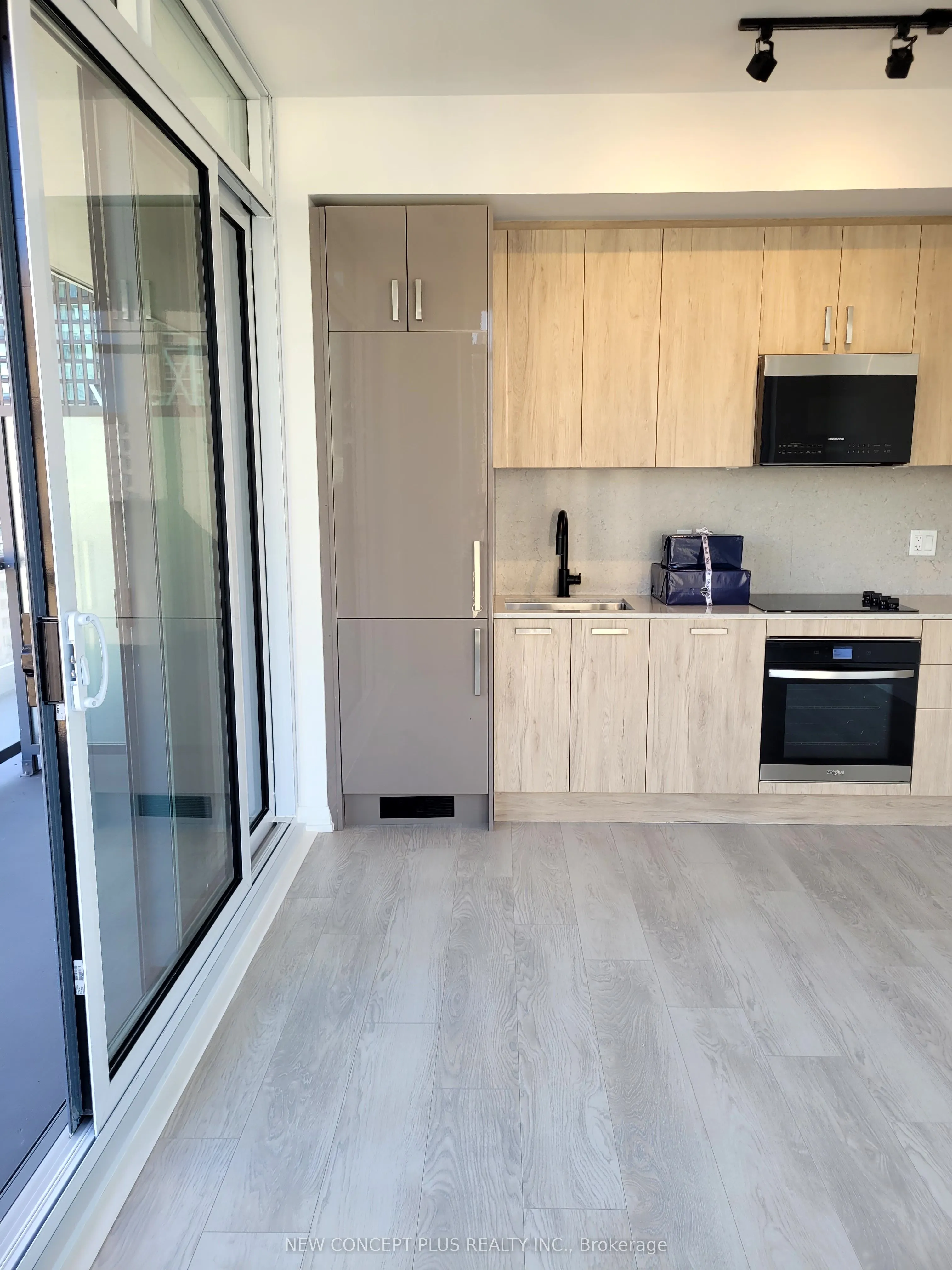 280 Dundas Street W, #902
