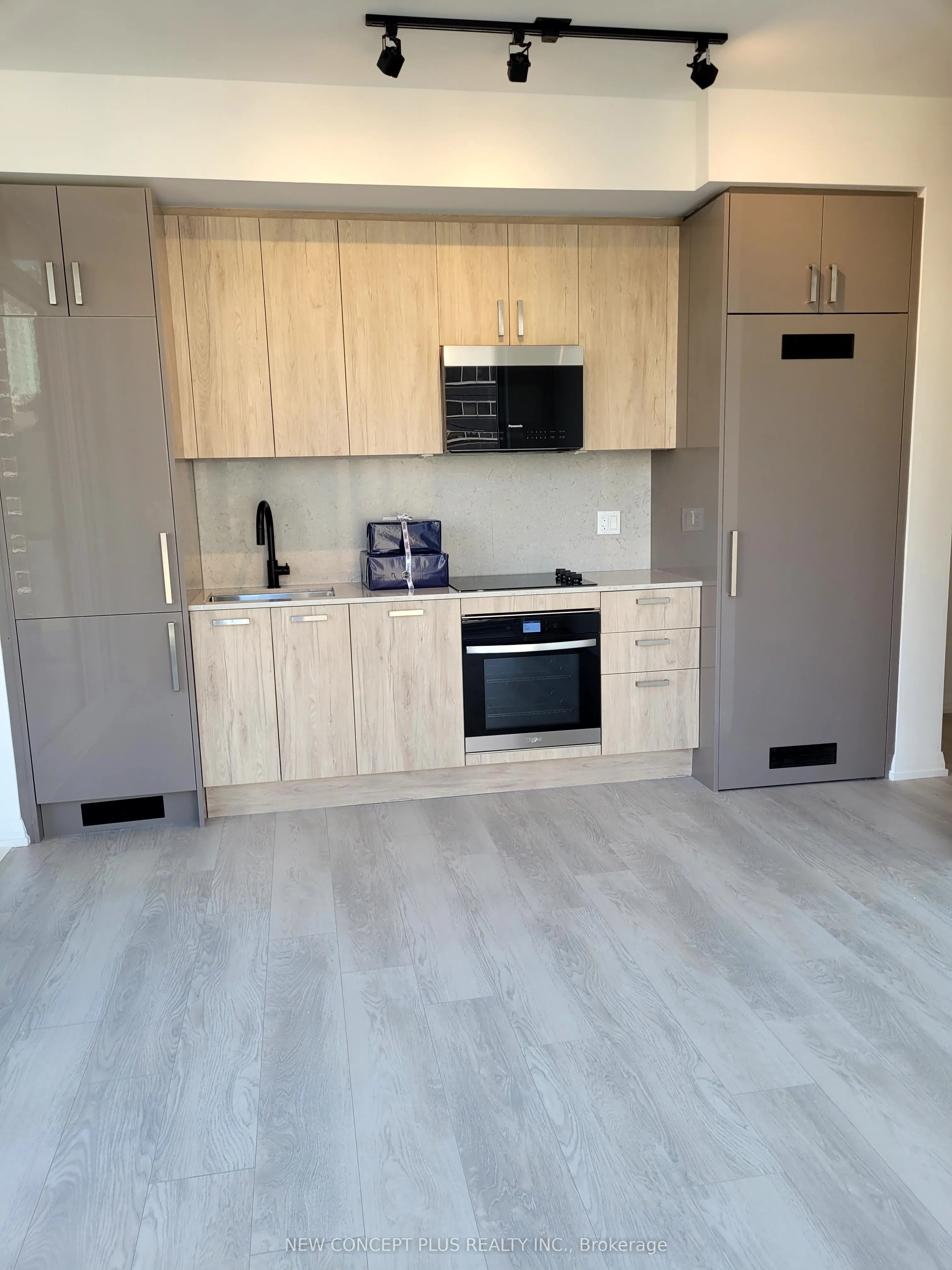 280 Dundas Street W, #902