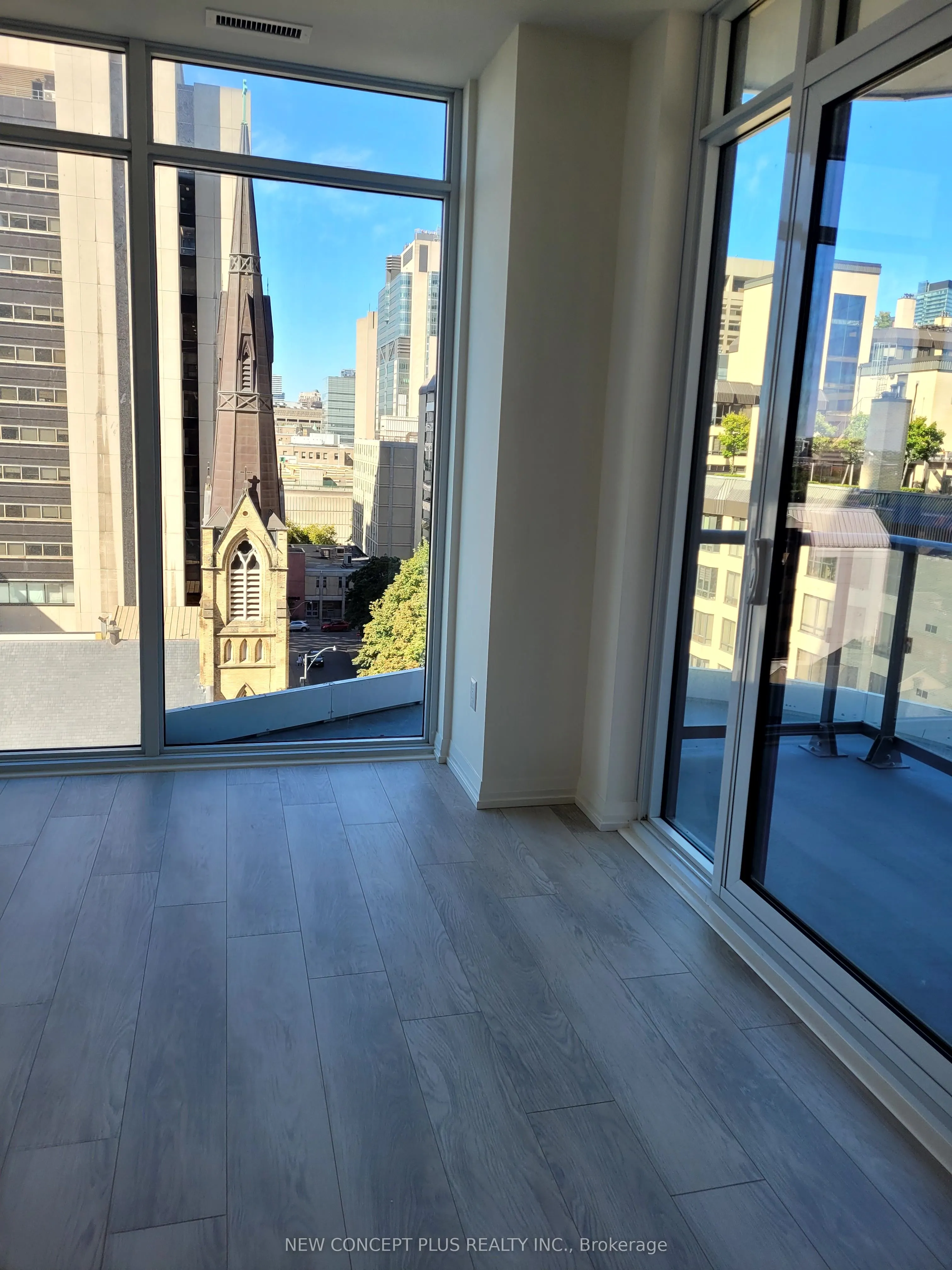 280 Dundas Street W, #902