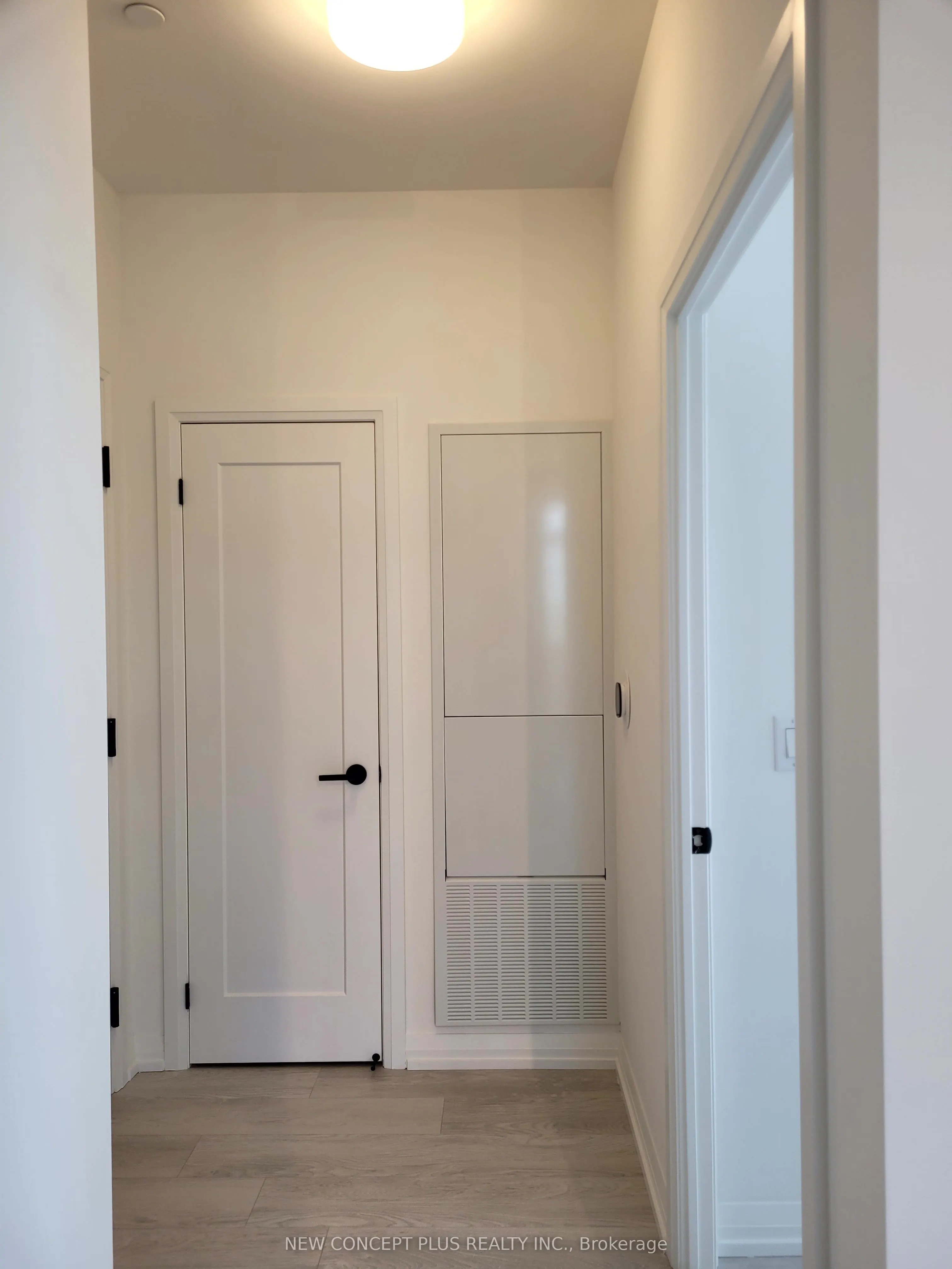 280 Dundas Street W, #902