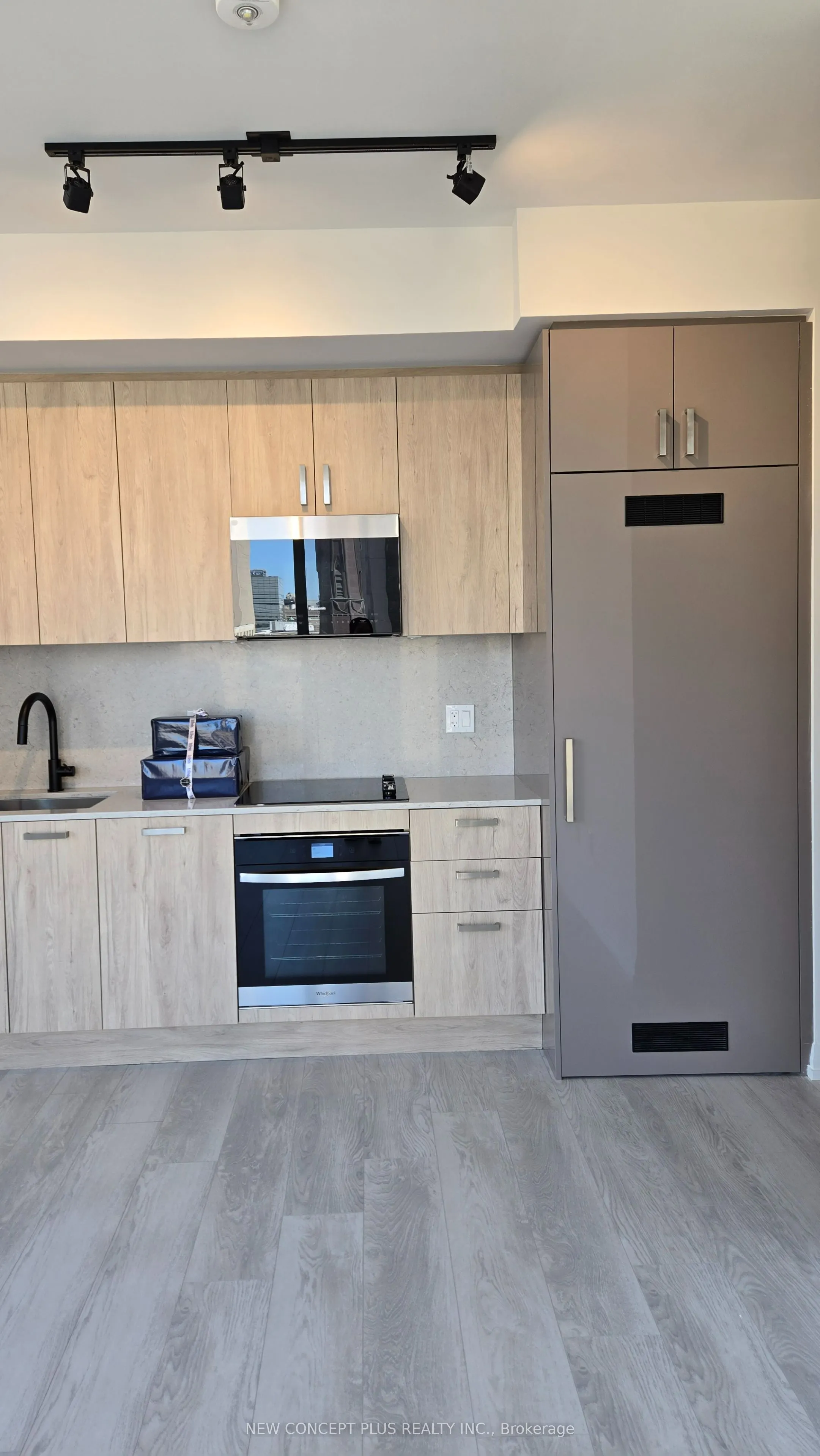 280 Dundas Street W, #902