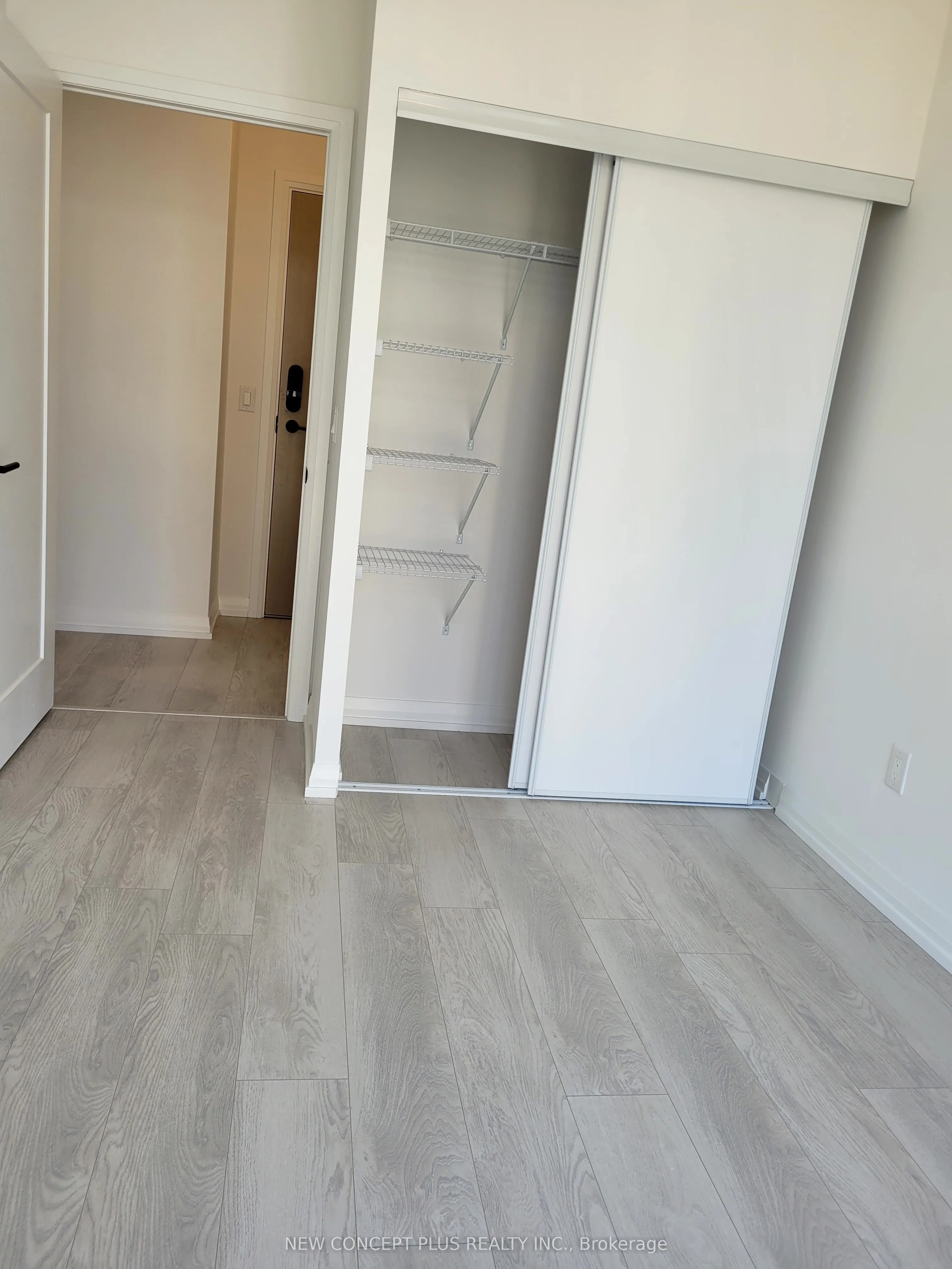 280 Dundas Street W, #902