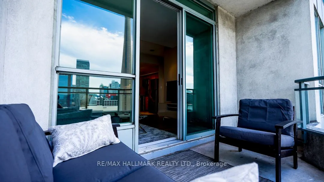 230 Queens Quay W, #2525