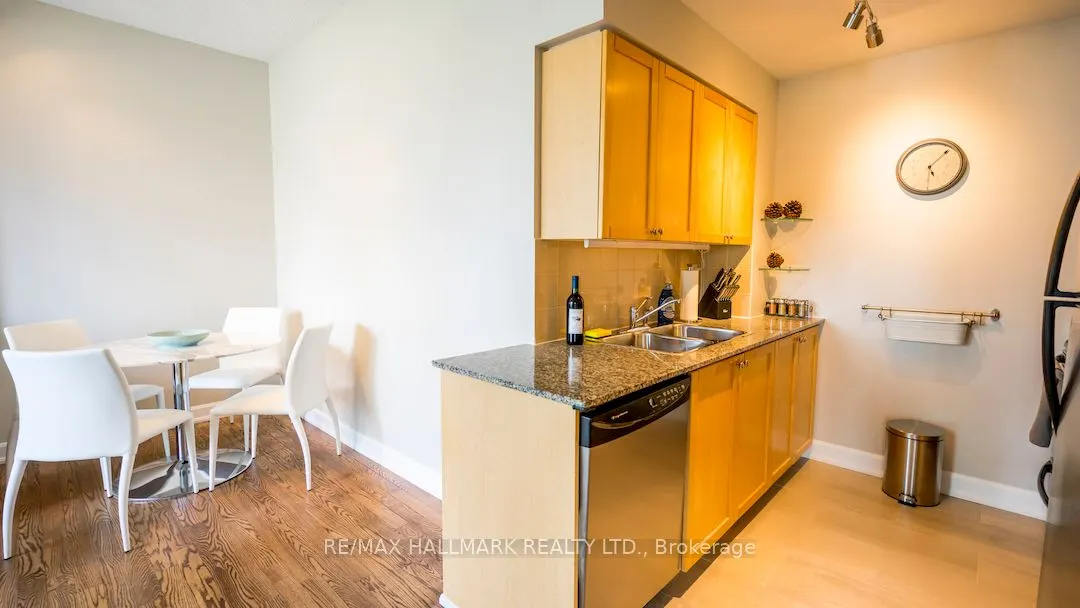 230 Queens Quay W, #2525