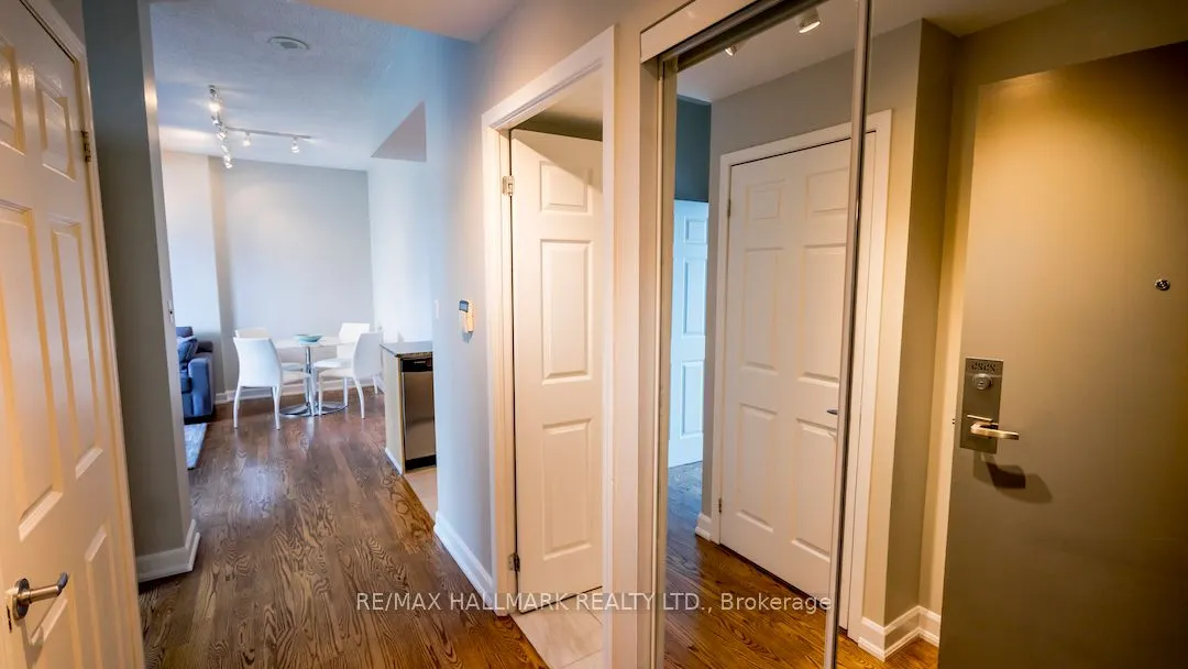 230 Queens Quay W, #2525