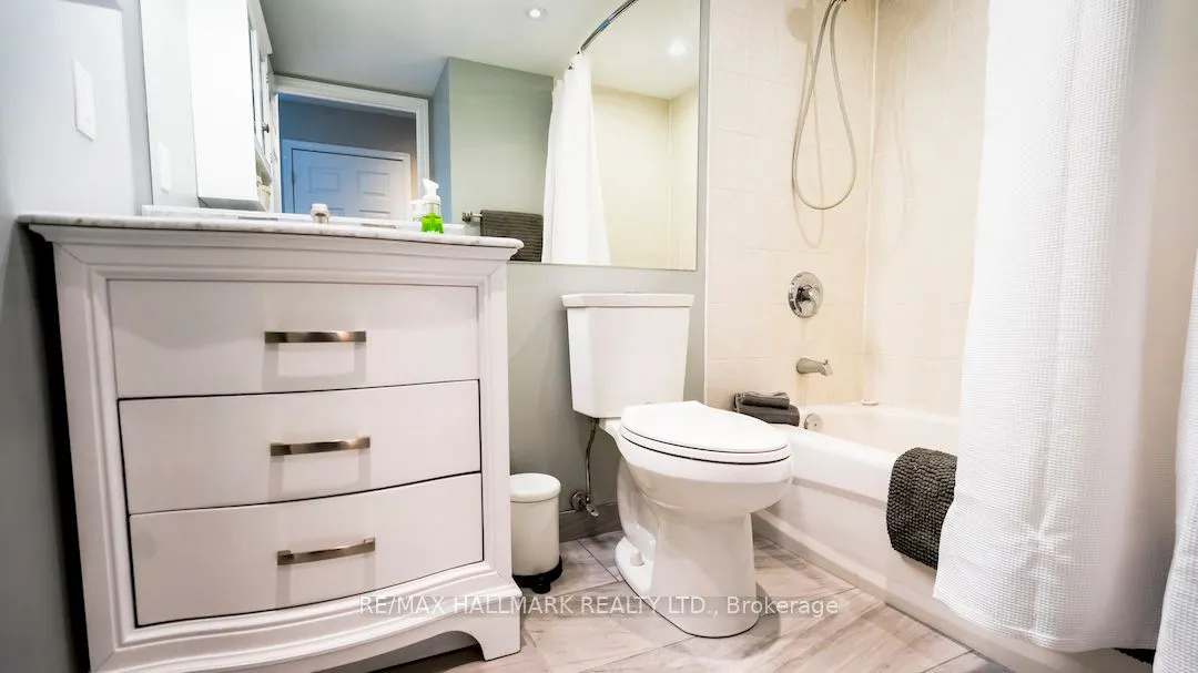 230 Queens Quay W, #2525