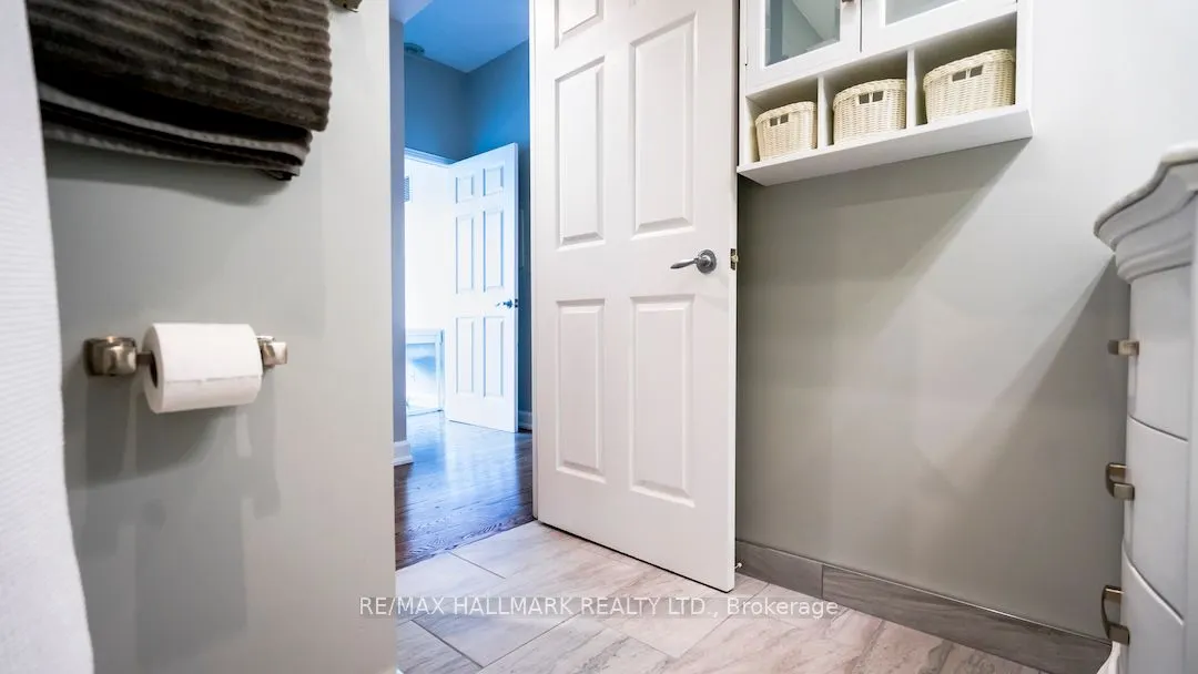 230 Queens Quay W, #2525