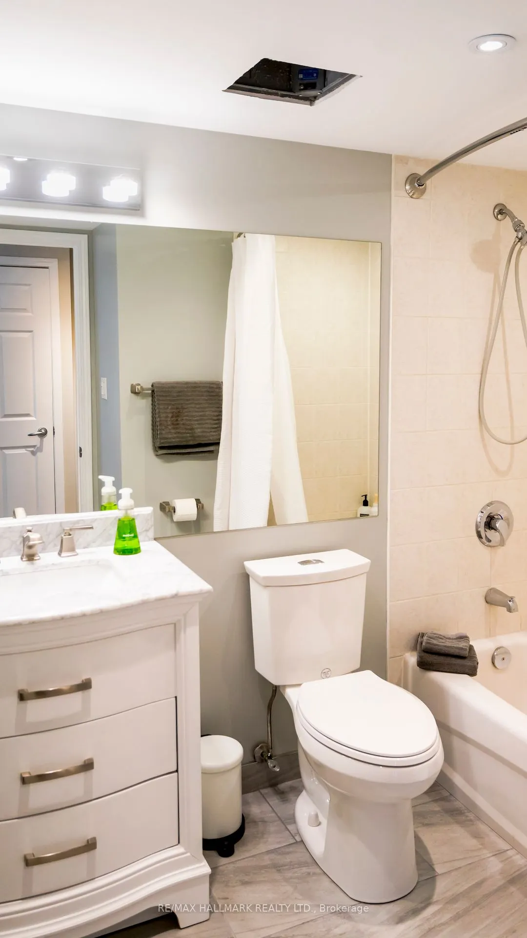 230 Queens Quay W, #2525