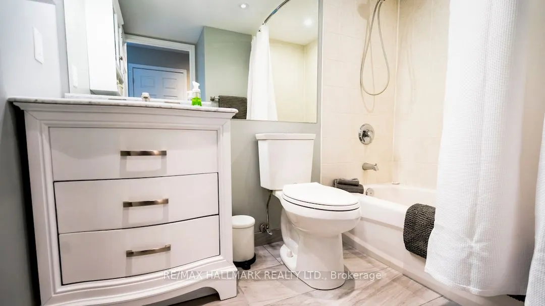 230 Queens Quay W, #2525