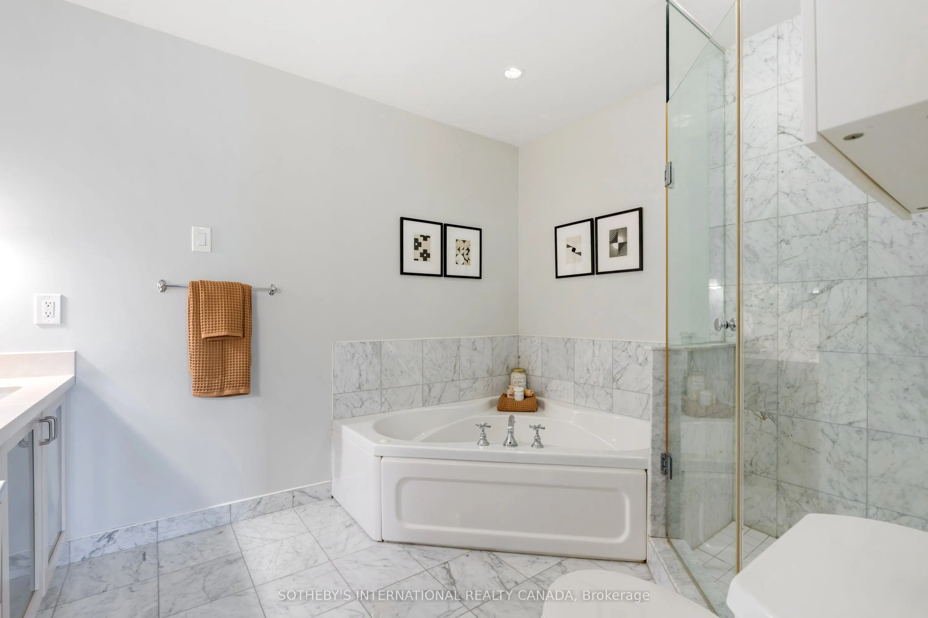99 Avenue Road, #207