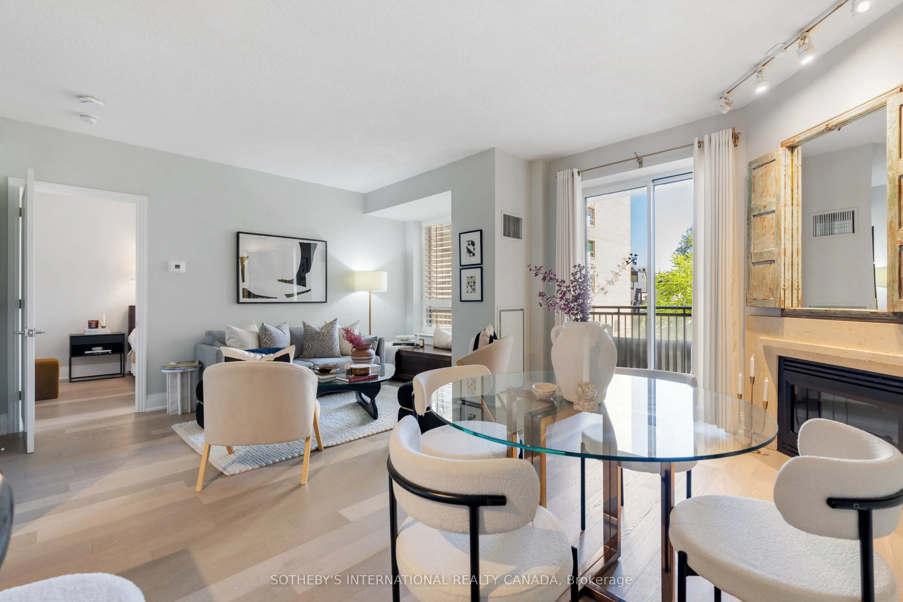 99 Avenue Road, #207