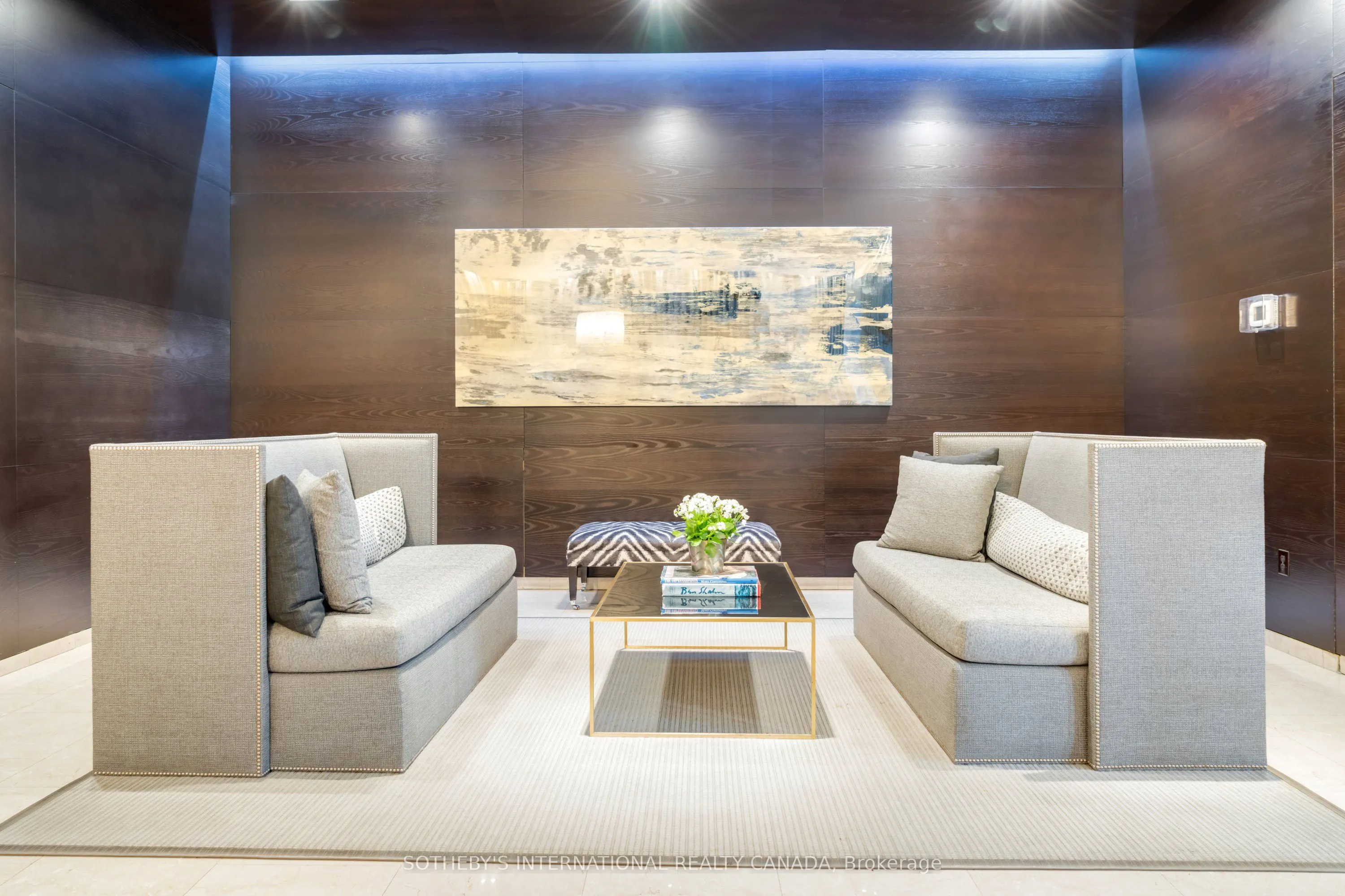 99 Avenue Road, #207