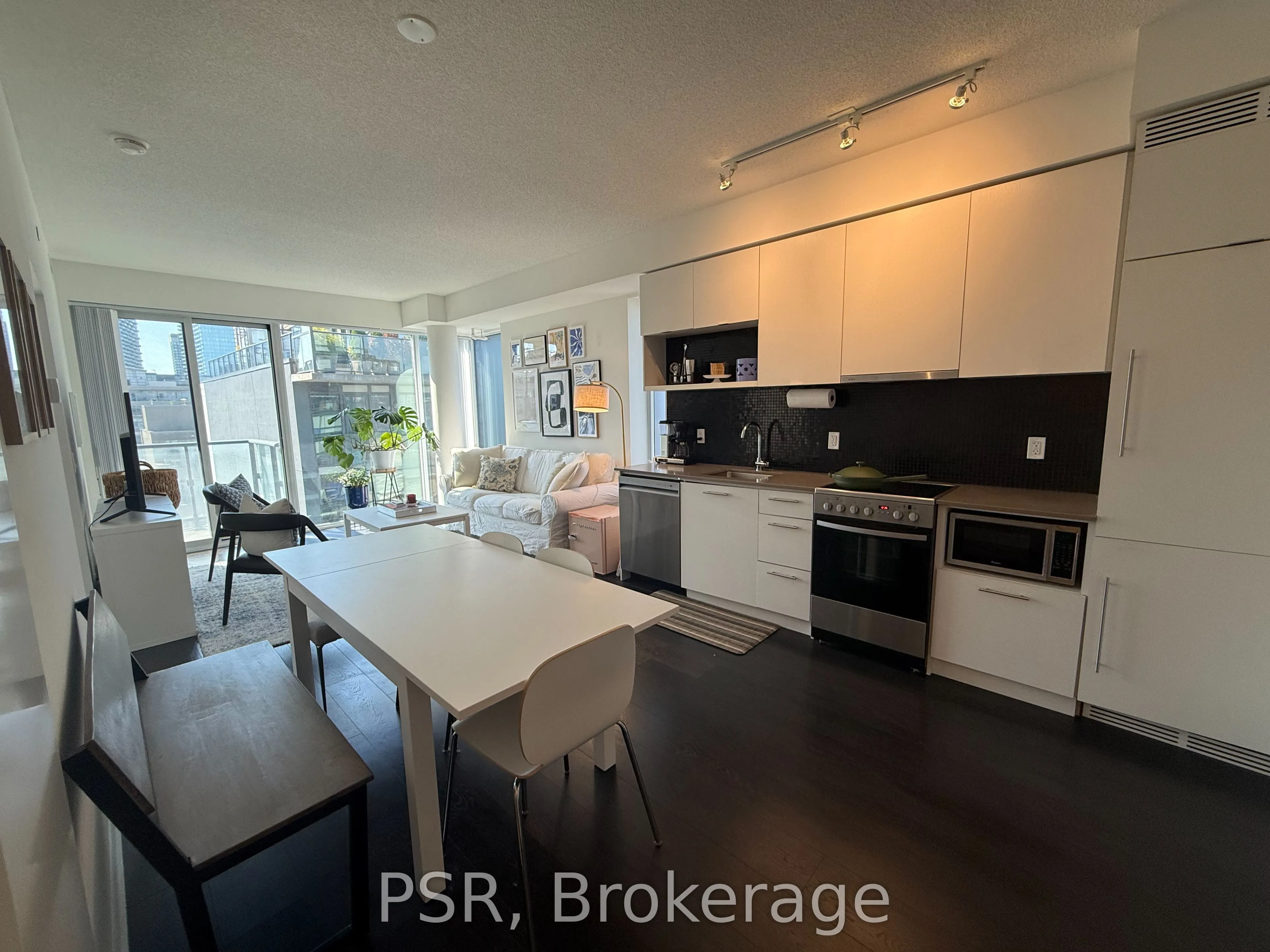 435 Richmond Street W, #910