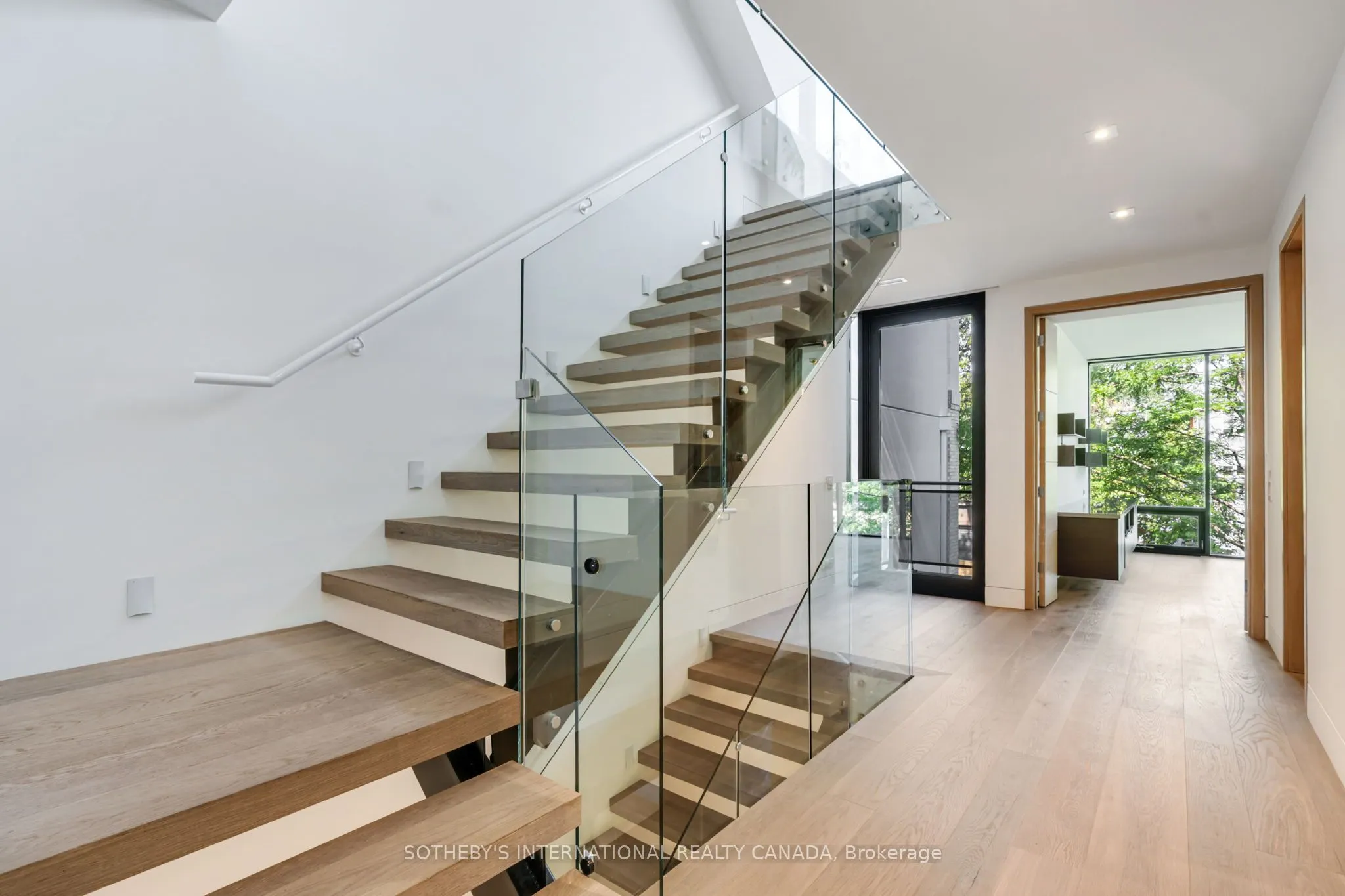 76 Roxborough Street W