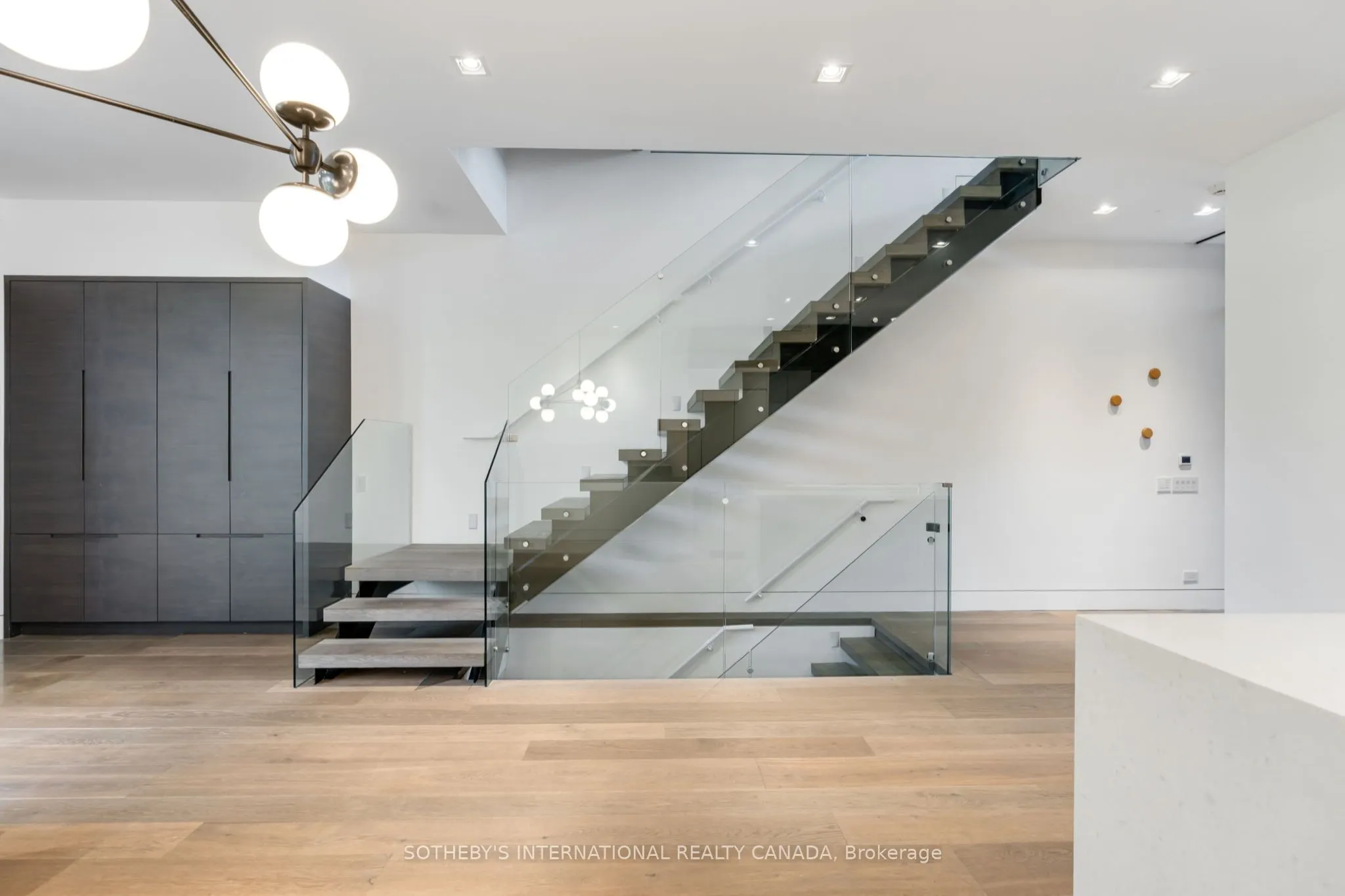 76 Roxborough Street W