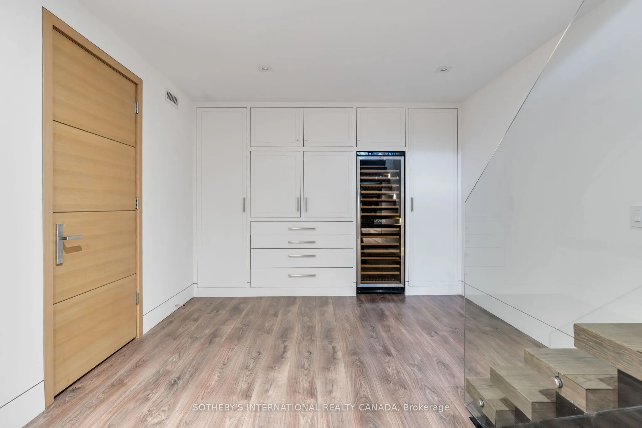 76 Roxborough Street W