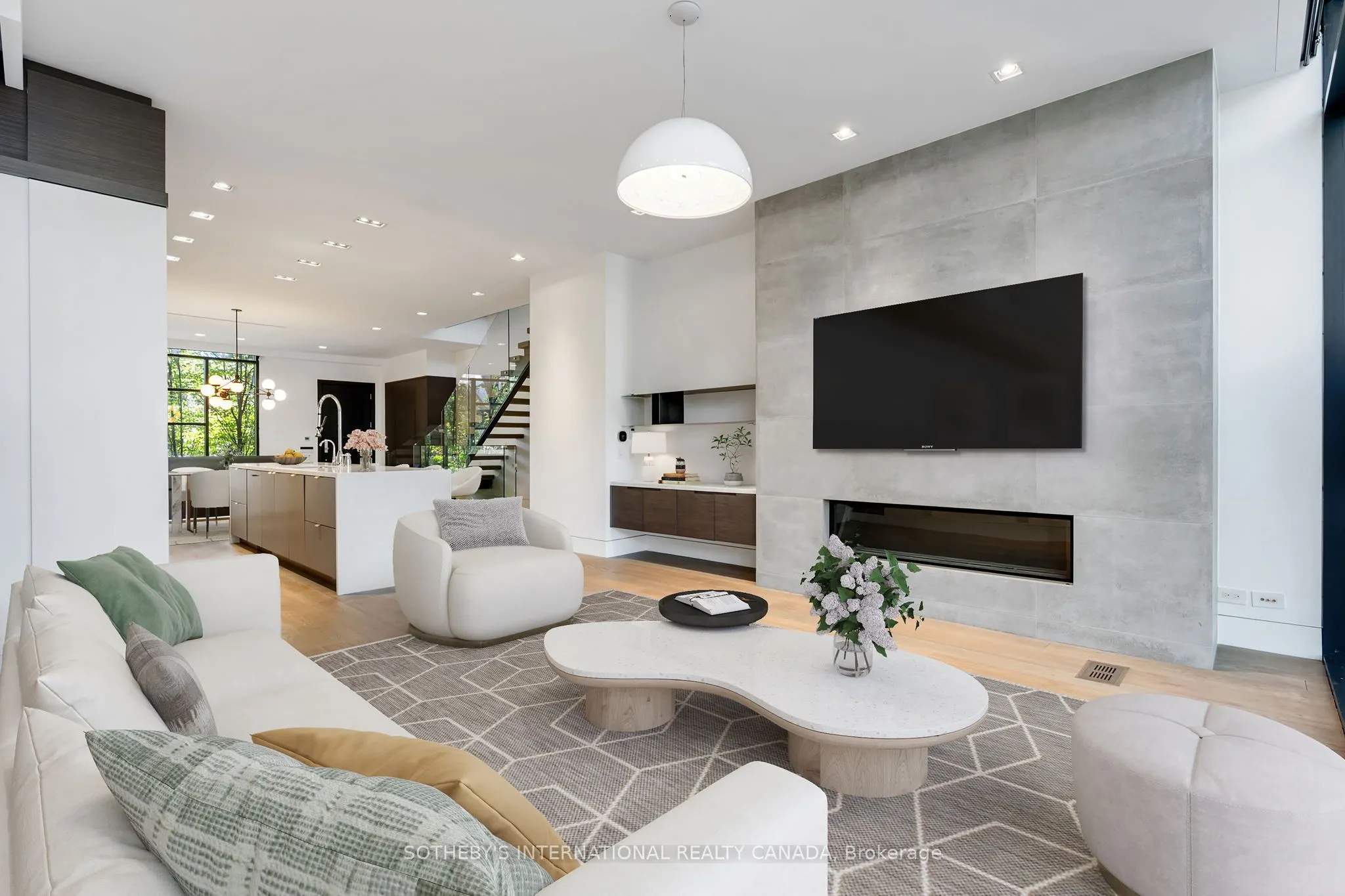 76 Roxborough Street W