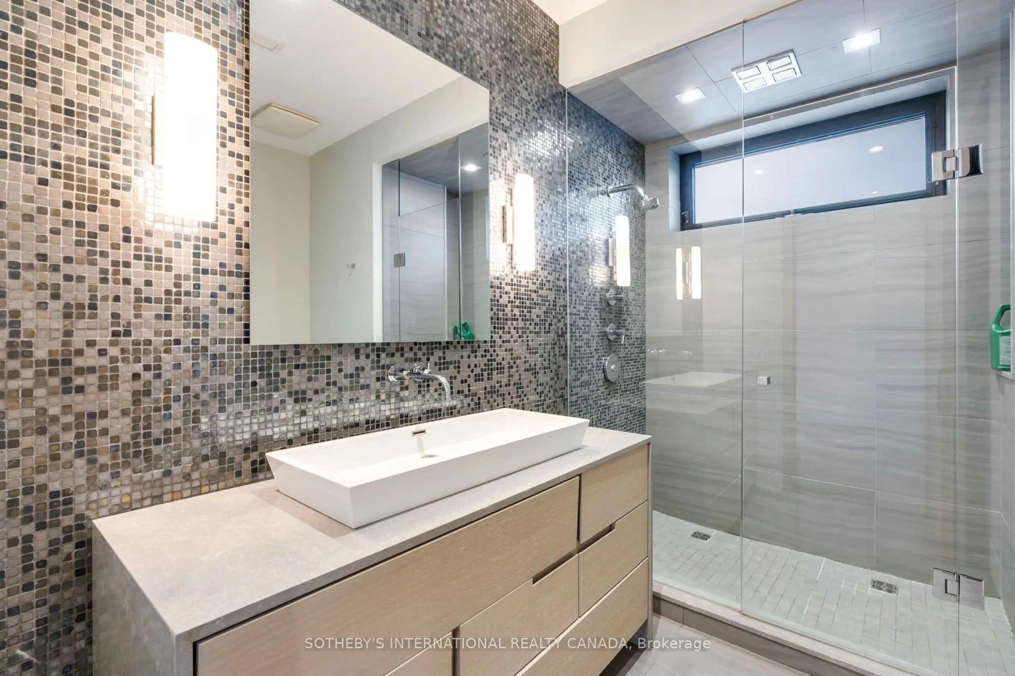 76 Roxborough Street W