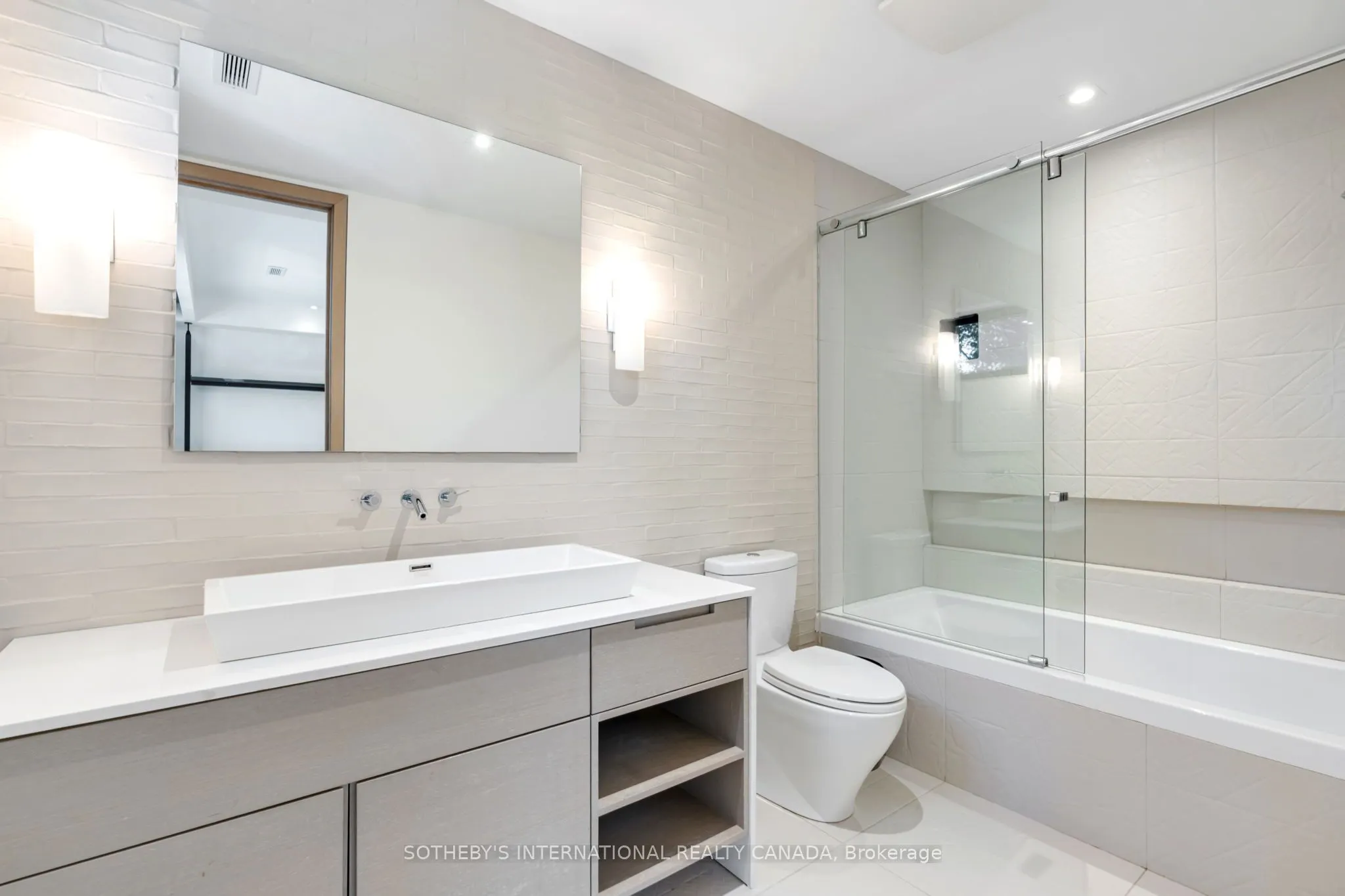 76 Roxborough Street W