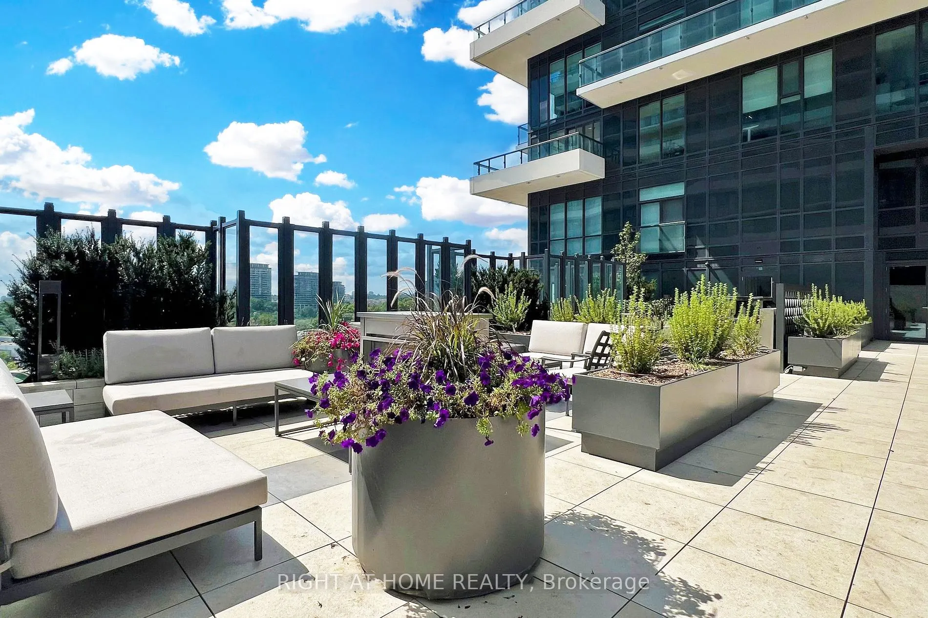 30 INN ON THE PARK Drive, #514
