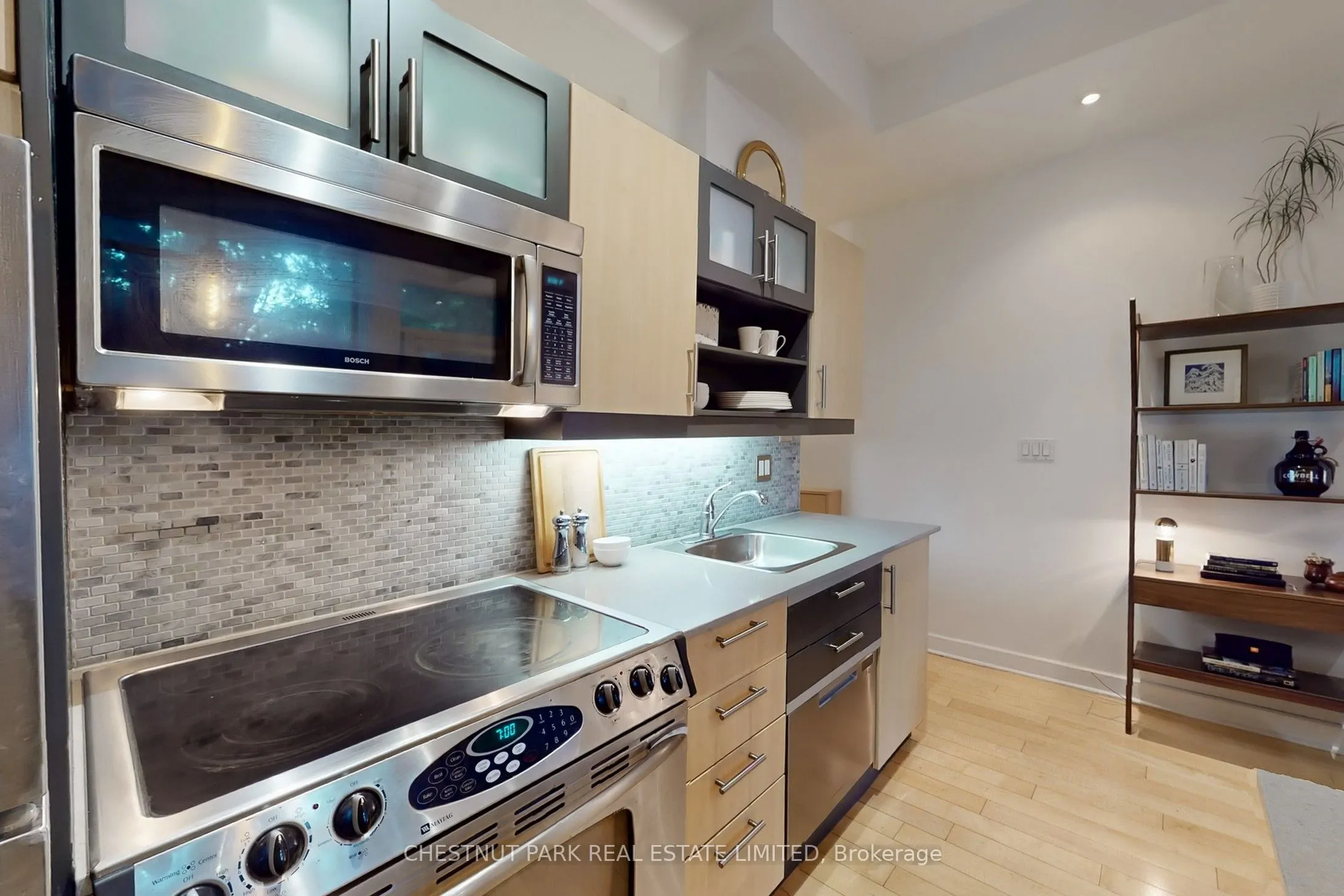 350 Wellington Street W, #G06