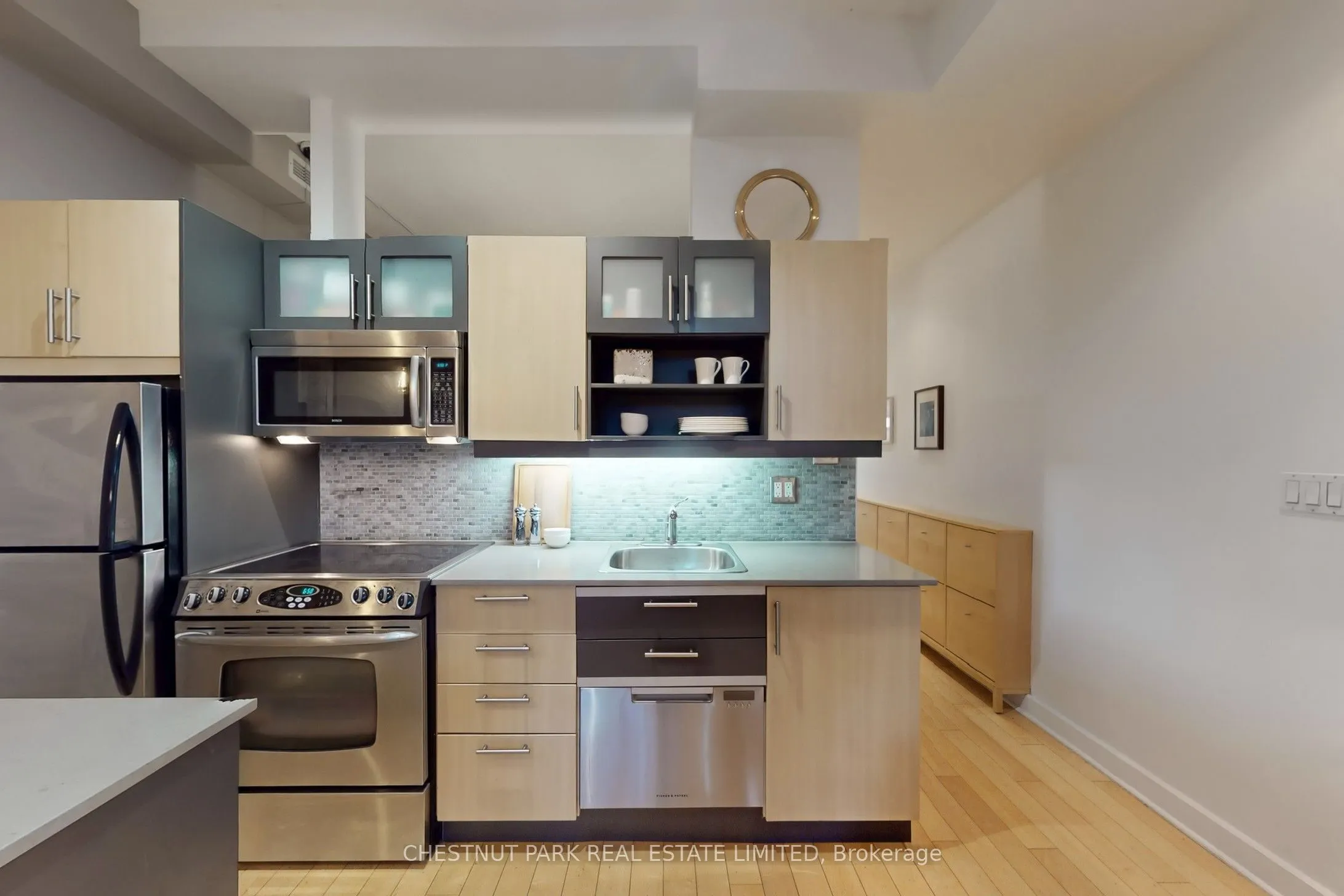 350 Wellington Street W, #G06