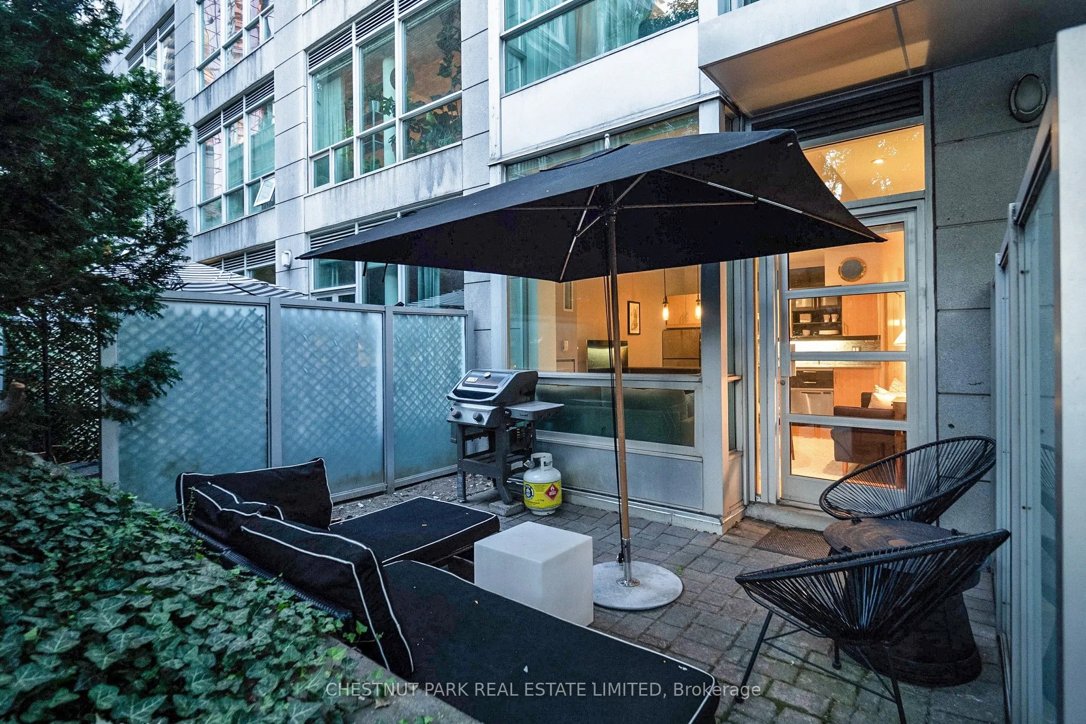 350 Wellington Street W, #G06