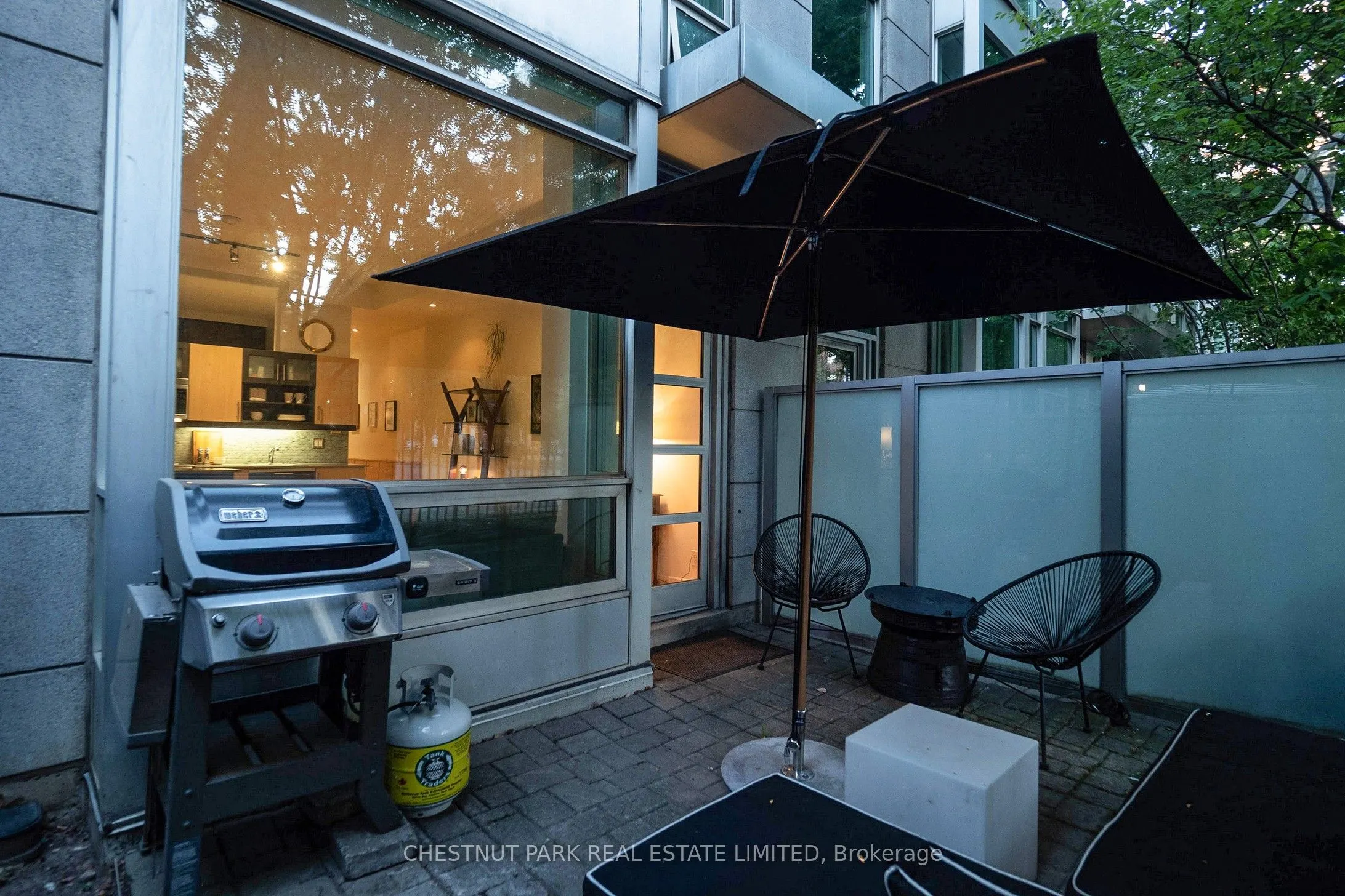 350 Wellington Street W, #G06