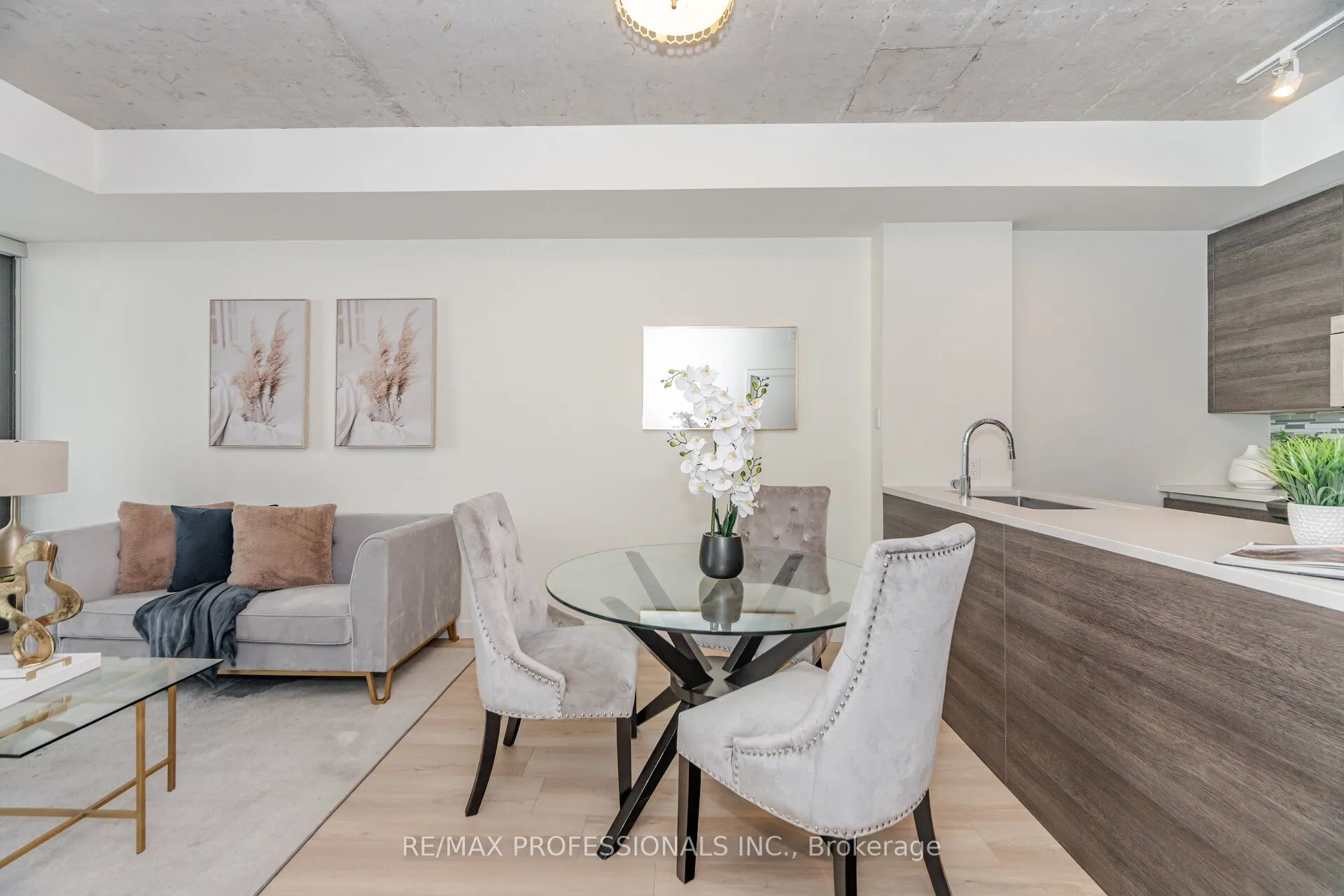111 Bathurst Street, #716