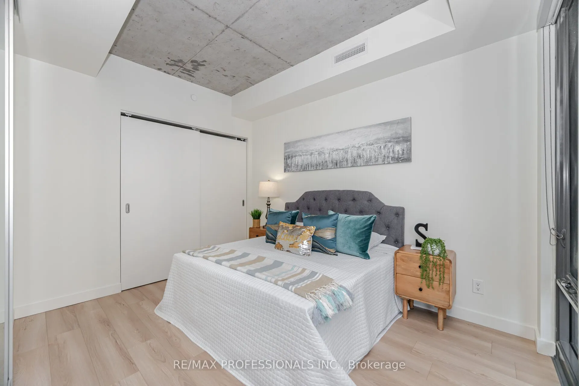 111 Bathurst Street, #716