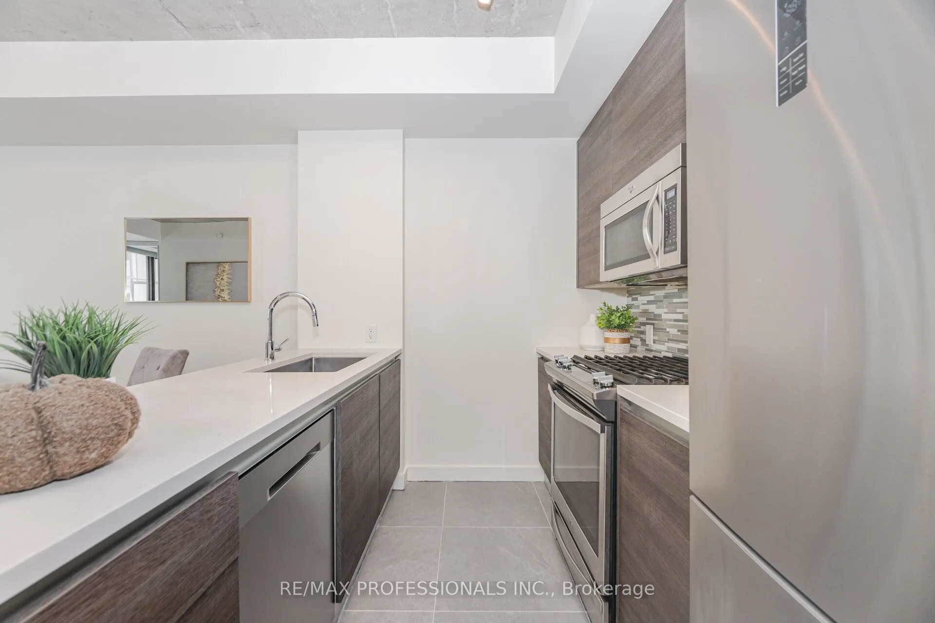 111 Bathurst Street, #716