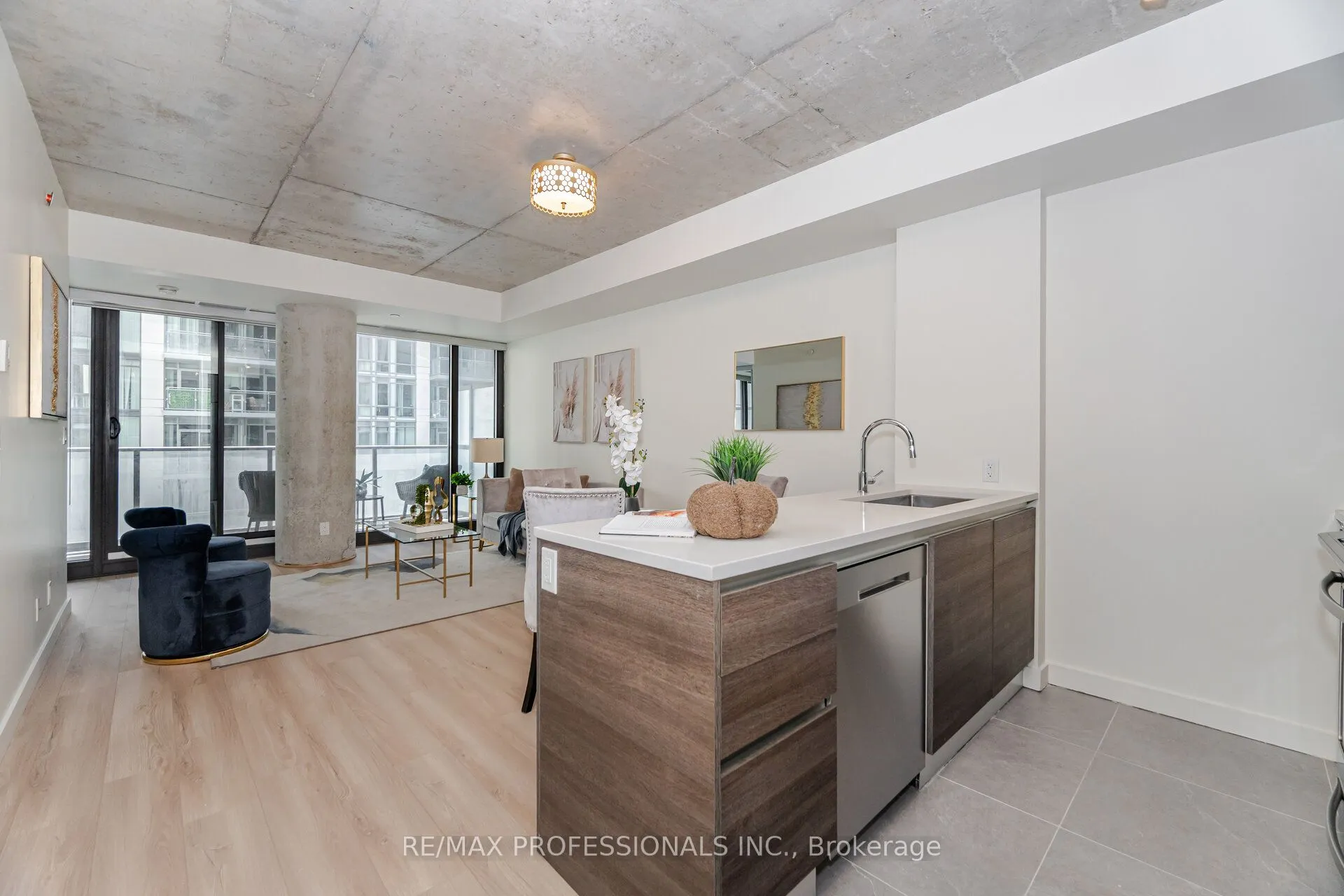 111 Bathurst Street, #716